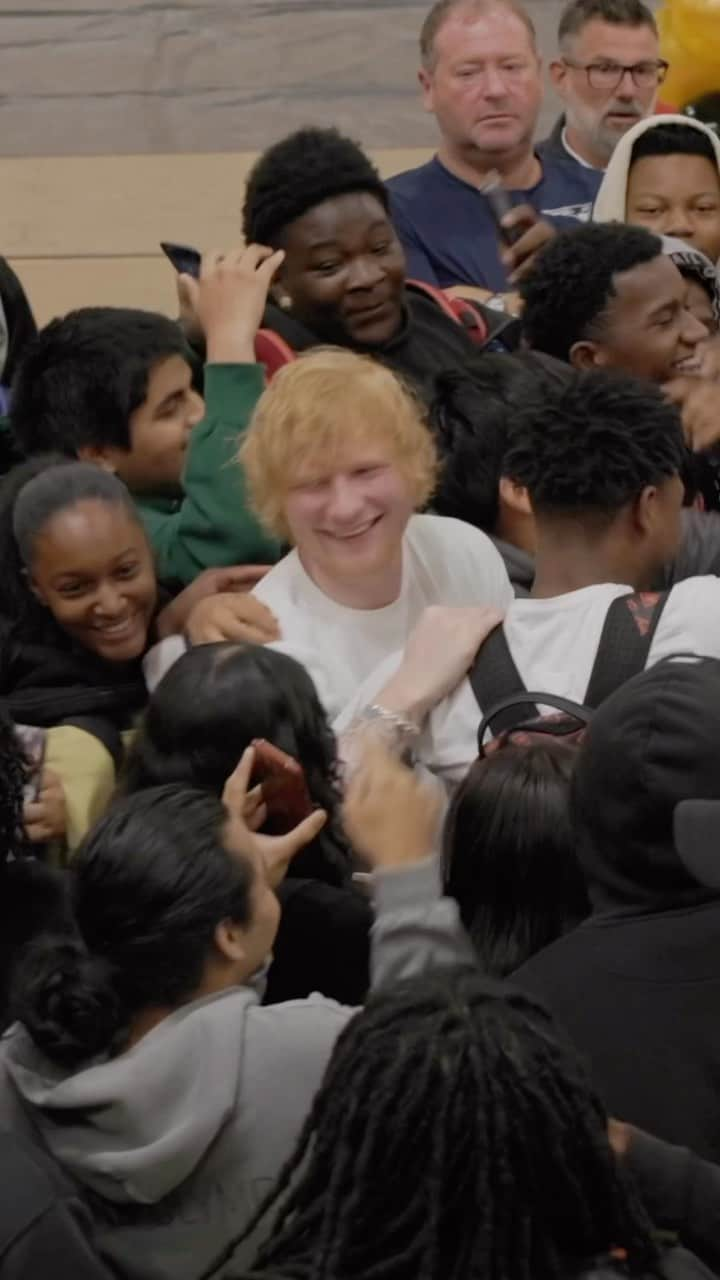 エド・シーランのインスタグラム：「Went to a Compton high school today to play some songs and answer some questions, I love this so much」