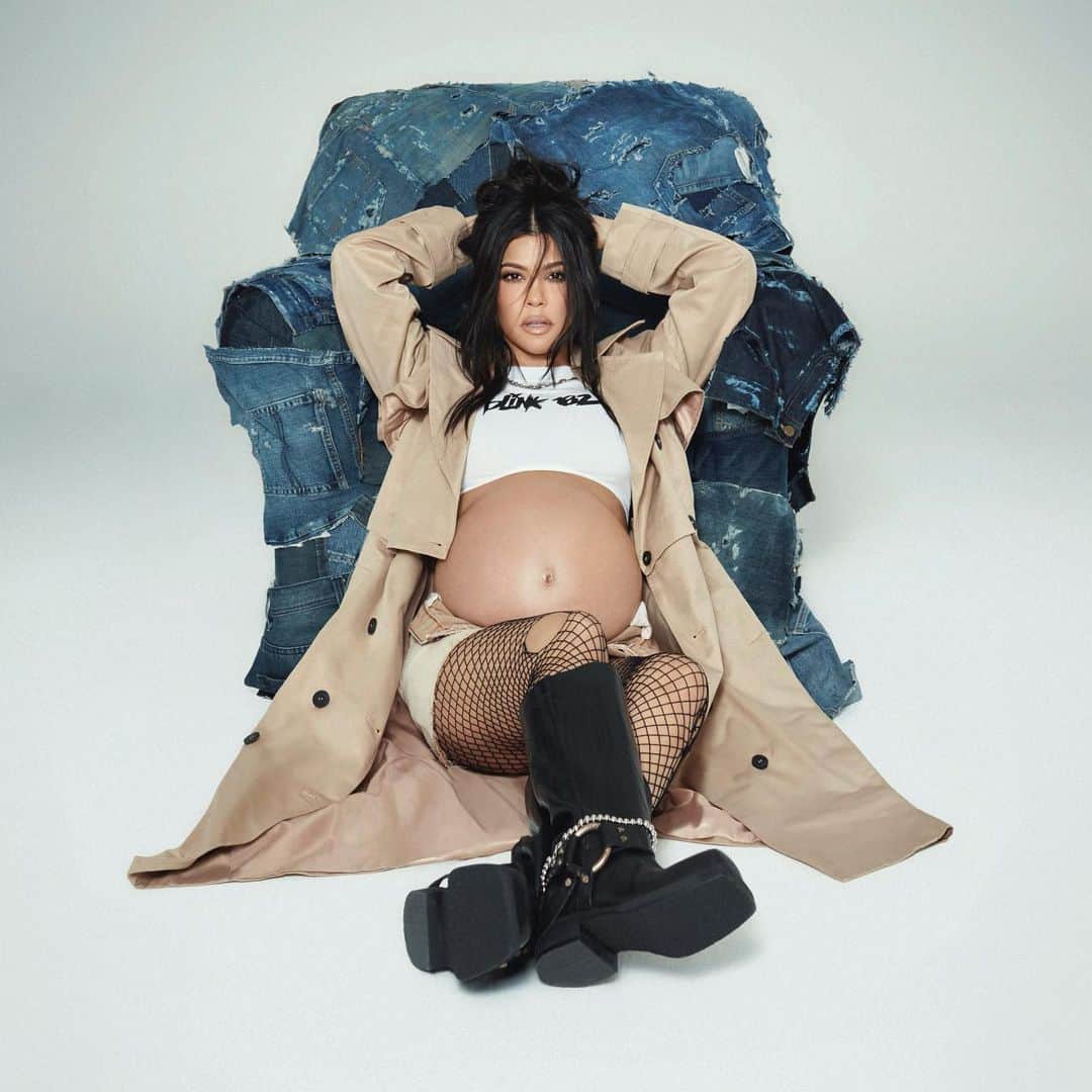コートニー・カーダシアンのインスタグラム：「Boohoo by Kourtney Kardashian Barker 🖤 launching September 28」