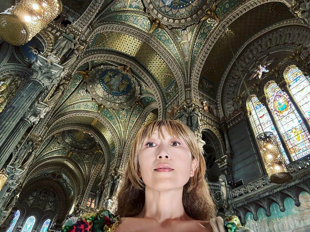 広崎うらんさんのインスタグラム写真 - (広崎うらんInstagram)「リヨンの高台にあるフルヴィエール大聖堂（ Basilique Notre-Dame de Fourvière ）美しい過ぎてどんな顔していいやらだった！」9月26日 1時49分 - uranhirosaki