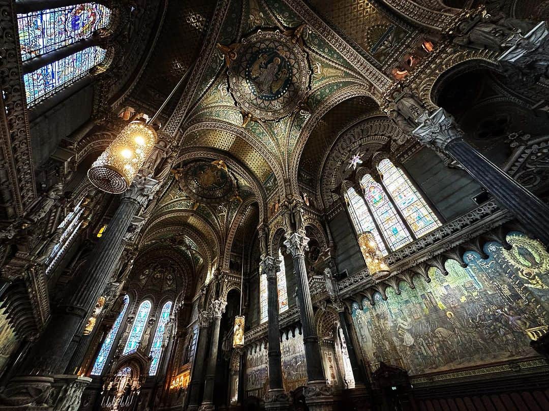 広崎うらんさんのインスタグラム写真 - (広崎うらんInstagram)「リヨンの高台にあるフルヴィエール大聖堂（ Basilique Notre-Dame de Fourvière ）美しい過ぎてどんな顔していいやらだった！」9月26日 1時49分 - uranhirosaki