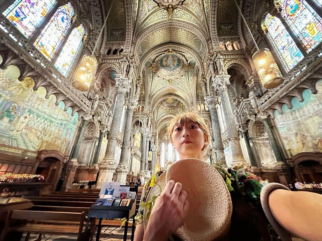 広崎うらんのインスタグラム：「リヨンの高台にあるフルヴィエール大聖堂（ Basilique Notre-Dame de Fourvière ）美しい過ぎてどんな顔していいやらだった！」