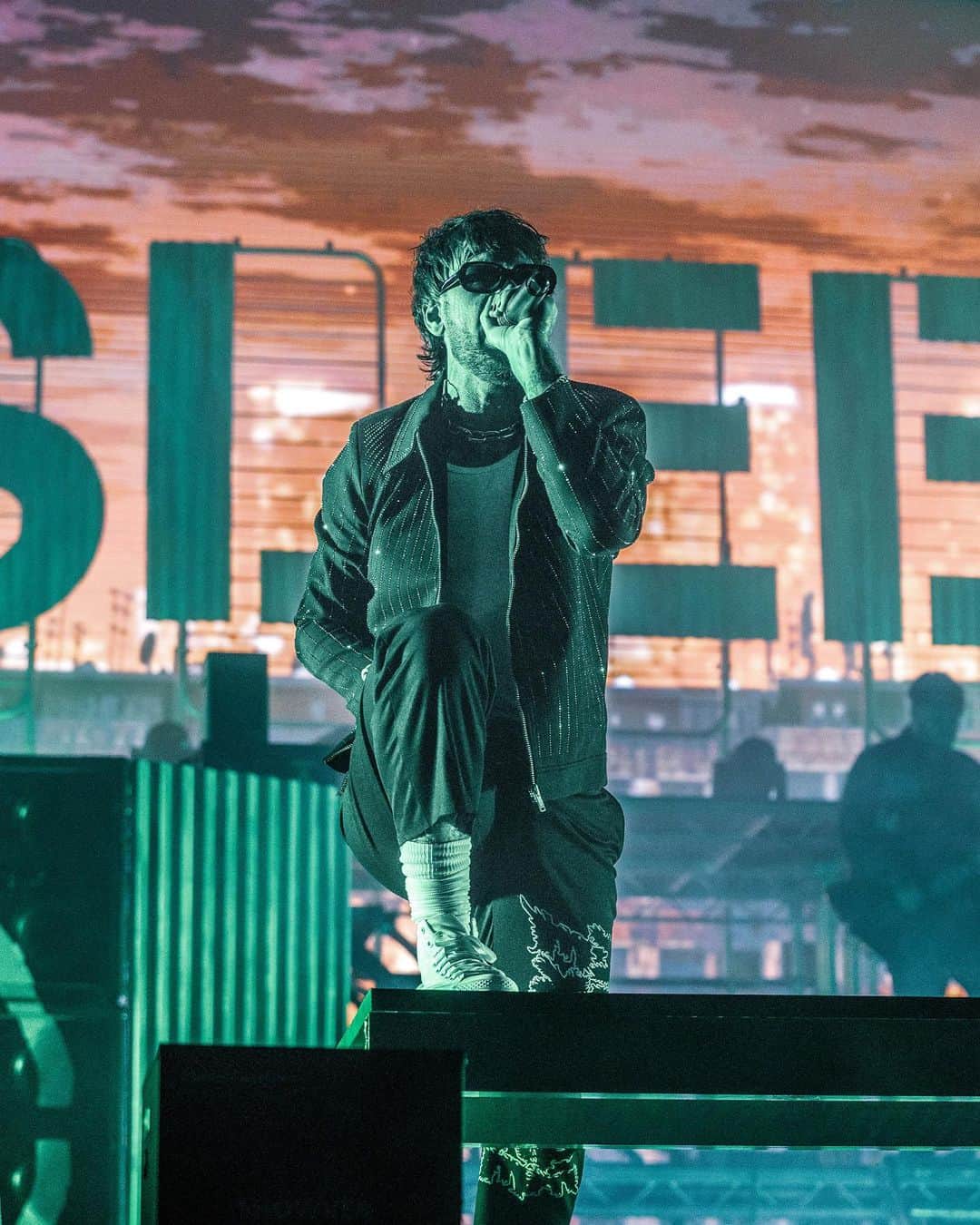 Kerrang!のインスタグラム：「In pictures: While She Sleeps’ mind-blowing headline show at London’s Alexandra Palace on Saturday night 🙌🏼🤯  📸: @blueedgecompass」