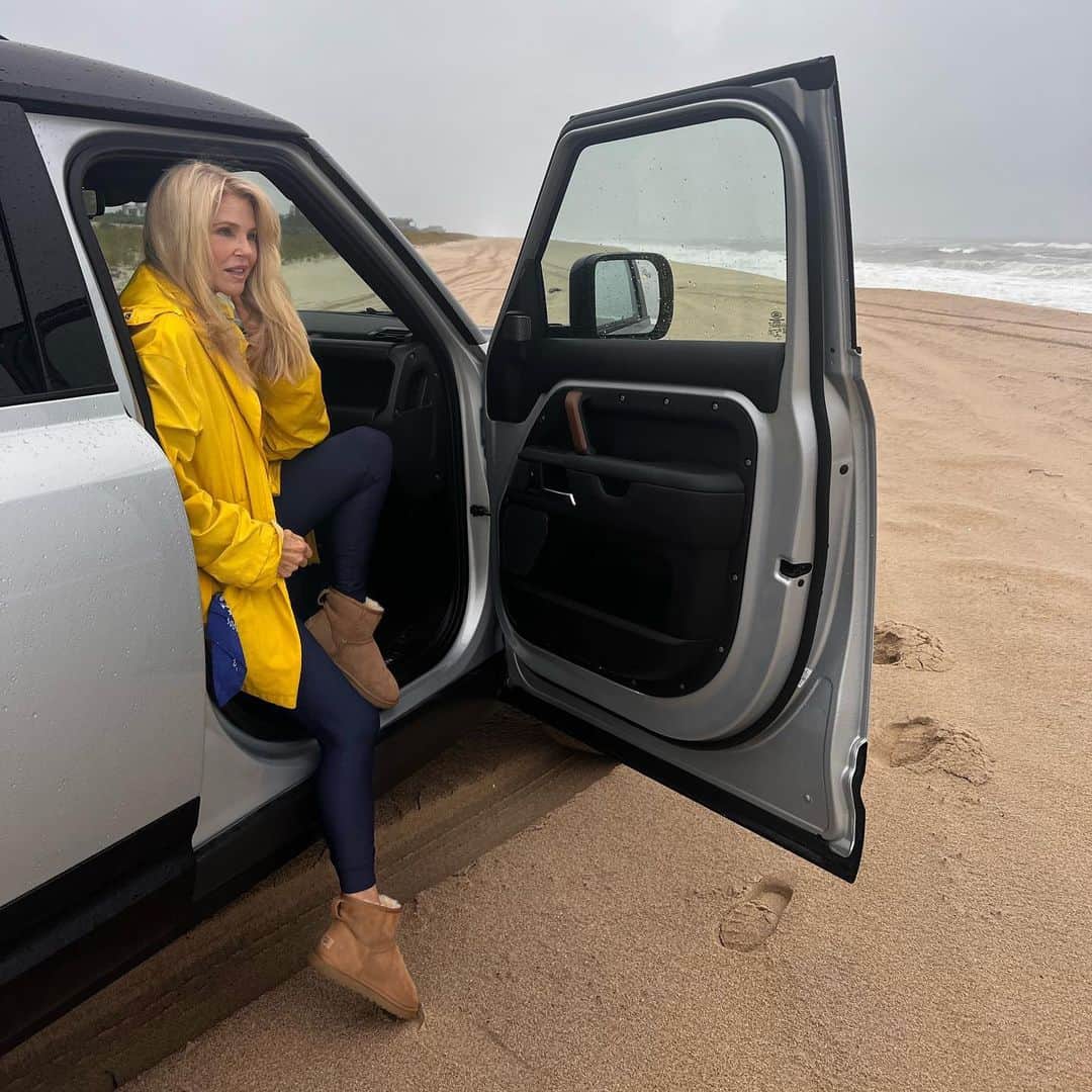 クリスティ・ブリンクリーのインスタグラム：「Rainy Week End Photo Dump Here’s to a new week of adventures! #thehamptons」
