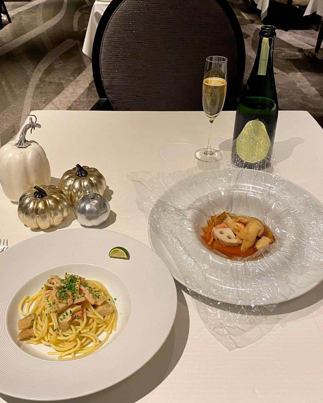 InterContinental Tokyo Bayさんのインスタグラム写真 - (InterContinental Tokyo BayInstagram)「. イタリアンダイニング ジリオンでは、9月末からの新メニューに松茸をふんだんに使用したパスタとメインディッシュをご用意。  松茸とズワイガニを使った優しい味わいのオリーブオイルベースのパスタは、松茸の芳醇な香りとズワイの旨味をお楽しみいただけます。柚子胡椒をアクセントに仕上げています。  添えたスダチをお好みでかけてお召し上がりください。  メインディッデュのカルトッチョはコンソメベースのお出汁で鮮魚と松茸を蒸し焼きにしてご用意。 魚介の旨味と松茸の香りをお楽しみいただける贅沢な一品です。  ぜひジリオンで秋を感じてみてはいかがでしょうか。  #ホテルインターコンチネンタル東京ベイ #intercontinental  #インターコンチネンタル東京ベイ#intercontinentaltokyobay #イタリアンダイニングジリオン　#ZILLION　 #女子会　#大人ランチ #イタリアンレストラン　#イタリアン　 #ホテルランチ　#ホテルディナー #秋の味覚 #イタリアン好き #イタリアン好きな人と繋がりたい  #パスタ好き #パスタ好きな人と繋がりたい  #松茸 #イタリアンレストラン #東京イタリアン  #tokyoitalian #🇮🇹 #リストランテ」9月26日 2時06分 - intercontitokyobay