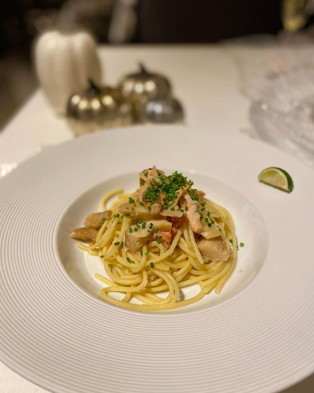 InterContinental Tokyo Bayさんのインスタグラム写真 - (InterContinental Tokyo BayInstagram)「. イタリアンダイニング ジリオンでは、9月末からの新メニューに松茸をふんだんに使用したパスタとメインディッシュをご用意。  松茸とズワイガニを使った優しい味わいのオリーブオイルベースのパスタは、松茸の芳醇な香りとズワイの旨味をお楽しみいただけます。柚子胡椒をアクセントに仕上げています。  添えたスダチをお好みでかけてお召し上がりください。  メインディッデュのカルトッチョはコンソメベースのお出汁で鮮魚と松茸を蒸し焼きにしてご用意。 魚介の旨味と松茸の香りをお楽しみいただける贅沢な一品です。  ぜひジリオンで秋を感じてみてはいかがでしょうか。  #ホテルインターコンチネンタル東京ベイ #intercontinental  #インターコンチネンタル東京ベイ#intercontinentaltokyobay #イタリアンダイニングジリオン　#ZILLION　 #女子会　#大人ランチ #イタリアンレストラン　#イタリアン　 #ホテルランチ　#ホテルディナー #秋の味覚 #イタリアン好き #イタリアン好きな人と繋がりたい  #パスタ好き #パスタ好きな人と繋がりたい  #松茸 #イタリアンレストラン #東京イタリアン  #tokyoitalian #🇮🇹 #リストランテ」9月26日 2時06分 - intercontitokyobay