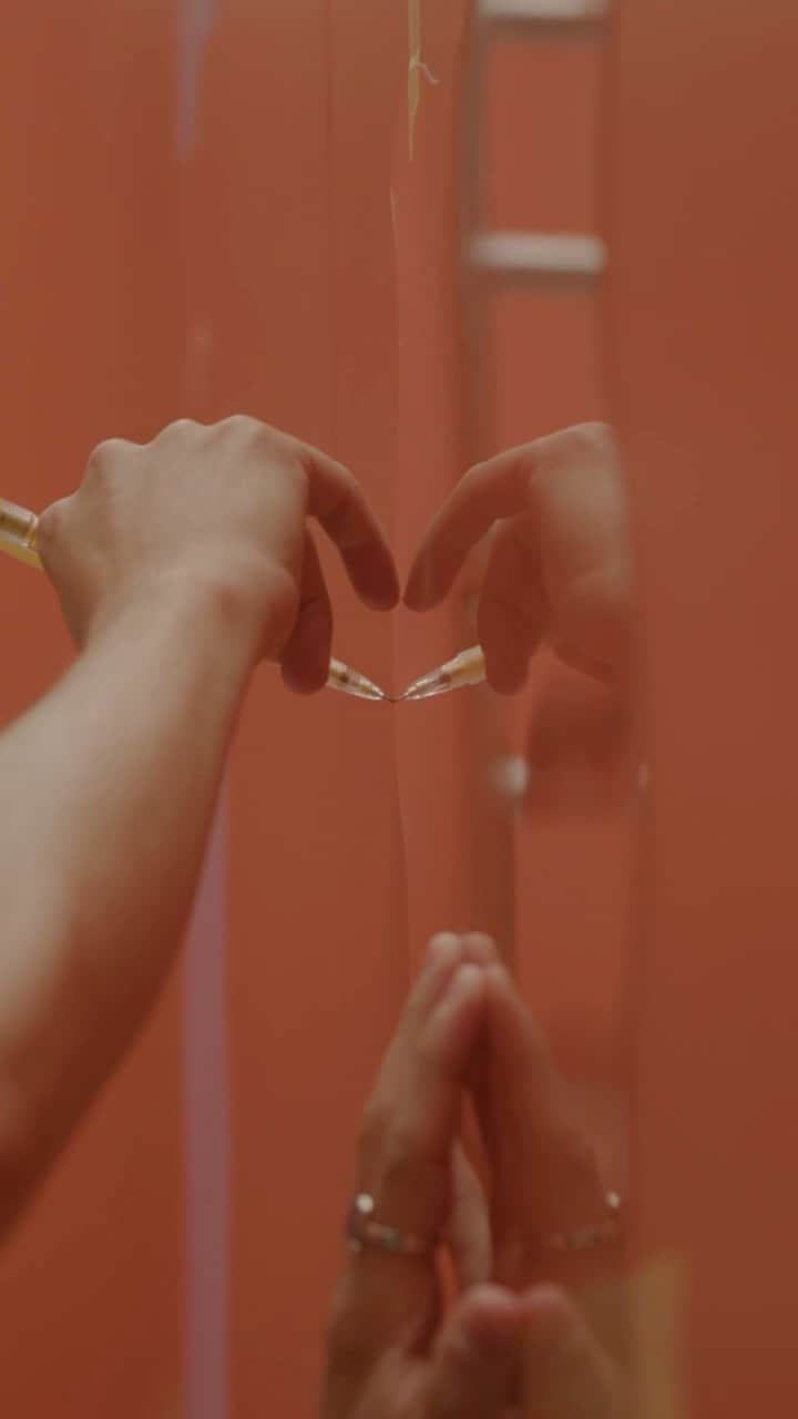デルボーのインスタグラム：「Mutualism describes the interaction between two or more species where each species has a net benefit:  the flower and the bee; algae and coral; Delvaux and the Artist.   #Delvaux #DelvauxSS24」
