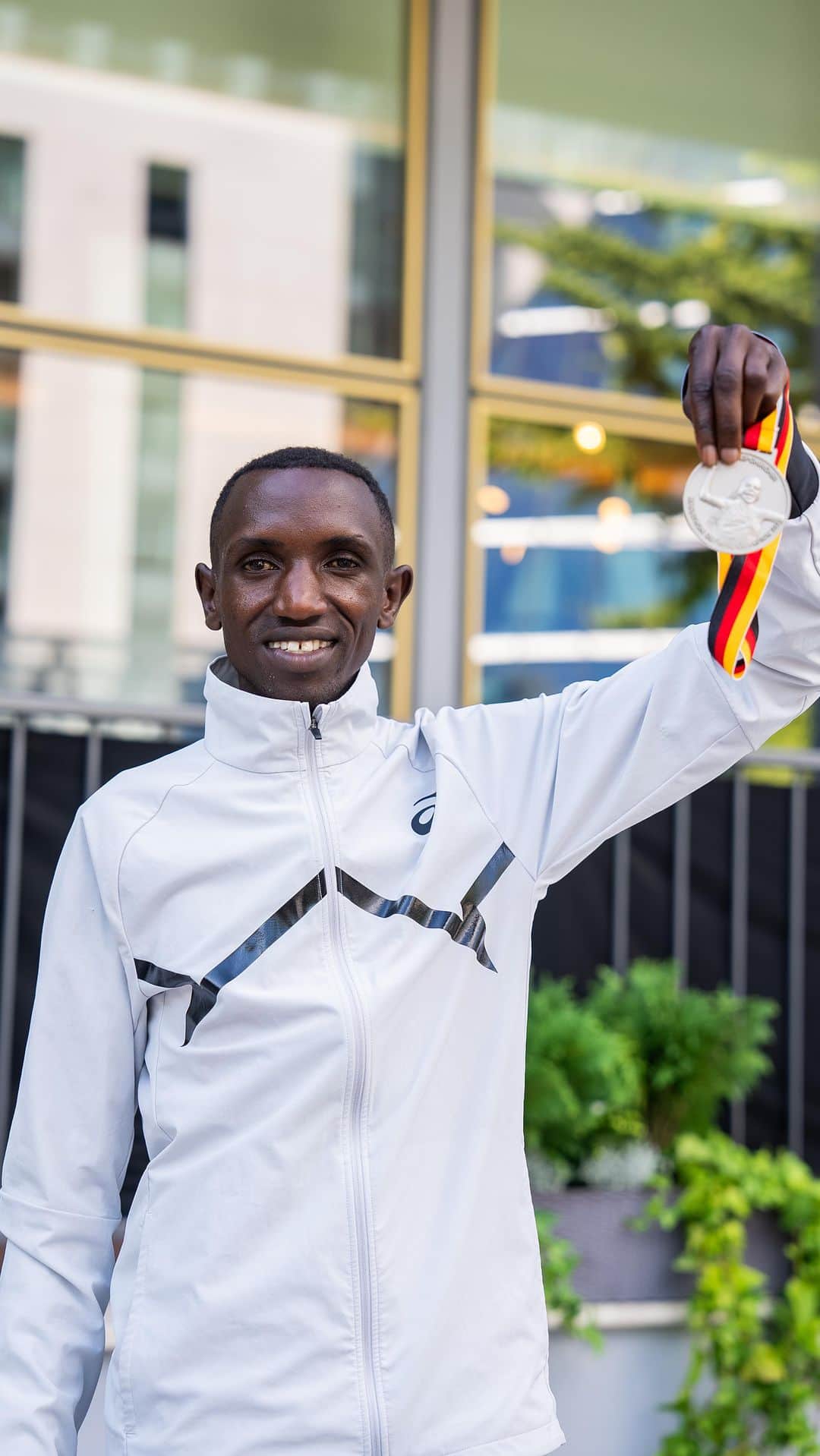 ASICS Americaのインスタグラム：「@vincentngetichkipkemoi ran 02:03:13 for second place during his FIRST MARATHON EVER.  Watch @simonboch94 and Kipkemoi discuss his amazing marathon debut in Berlin. 🇩🇪」