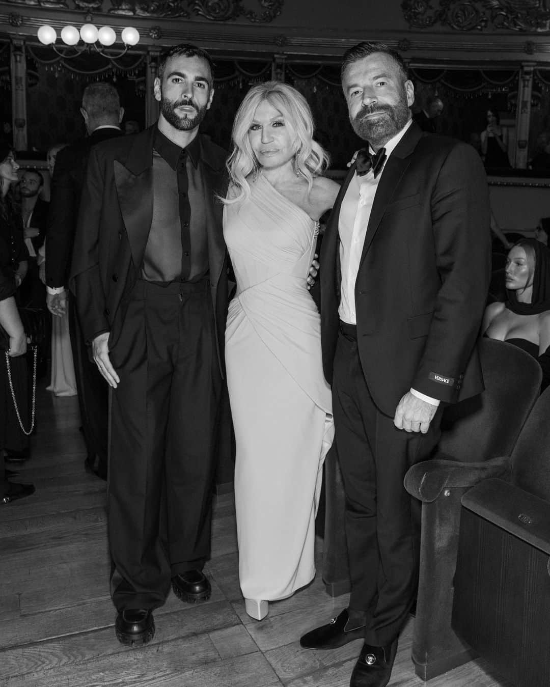 ドナテラ・ヴェルサーチのインスタグラム：「It was a privilege to be part of such an incredible evening and to talk about such important issues. Thank you @milanfashionweek @alessandro.zan @mengonimarcoofficial ♥️」