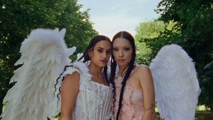 リナ・サワヤマのインスタグラム：「Kiss Me is out now!!! over the moon to have @rinasonline on this track with me, ilysm ❤️ video directed by: India Harris #kissme   director: india harris @indiaroseharris ep: danny herman @daneherman producer: maya dufeu @mayadufeu  dop: adam singodia @adamsingodia  production designer: ellie koslowsky   editor: carina etae @carinaetae_ colour house: electric theatre collective @etc.colour  colourist: andi chu @andikdc  colour producer: Oliver whitworth  vfx lead: gino fernandez @greezus.christ online editor: carl atiyeh _cosmic_carl  post producer: mel giles @_melgiles_  location manager: ted  production manager: dulcie menzie _dolciengabana  1st ad: ffion kunz @ffionbeany 2nd ad: lluc mestre @llucmestre  runner: hamish  runner: izzy mac  runner: darcey norgan   focus puller: sam johnson  key grip: dan huntley  tracking vehicle: darren short  gaffer: rob white @robawhite  spark: harry gay  Spark: will jensen @will.jnsn  spark: santi turu-leslie @santiago_turu_leslie   art department assistant: amelia tavenner @ameliatavenner  art department assistant: marta stok @martastok_ cast stylist: chris horan @chrishoran20  stylist assistant: amelia levin sheffield @amelialevinsheffield  stylist assistant: aastha kothari empress of mua: alice dodds @alicedoddsmakeup  empress of hair stylist: rachel lee @_uncle__lee_ rina sawayama nails: angel nguyen  rina sawayama mua: terry barber @terrybarberonbeauty rina sawayama hair stylist: tomi roppongi @tomomiroppongi rina sawayama social manager: courtney rosemeyer social content: kylie mohrmann @kyyy06 bts pictures: charlotte patmore @voteforpatmore   vfx artist:  anurag raj @infinite__vfx vfx artist: rocio herrero atienza @iamrosko_ vfx artist: joe forder @joe.fdr vfx artist: massimo branca @brencaaa title designer: sam coldy   minibus driver: gavin baker  concorde winnie driver: paul  minnie winnie driver: ian mcall  honeywagen driver: michael」