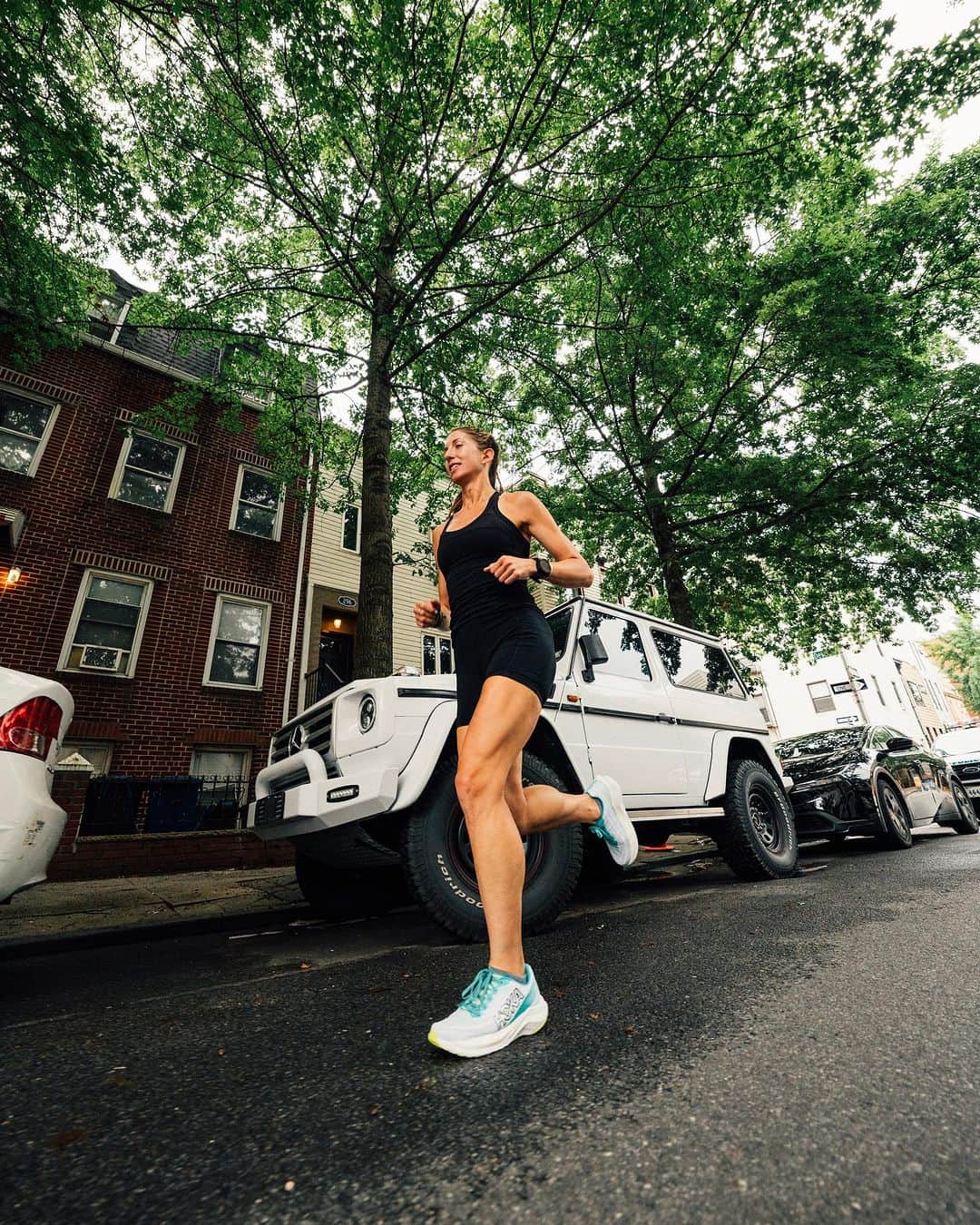ホカオネオネのインスタグラム：「Alli Felsenthal (@runwithalli) is a coach and lifelong runner based in New York City. She believes that everyone is happier when they move, whatever that may look like for you. Alli sees movement as a joyful practice that connects us to others and helps us feel like our best selves.   What will movement look like for you this week? Let us know in the comments below. ⬇️   #HOKAFLYReport #FlyHumanFly #HOKA #RunningCoach #JoyfulMovement」