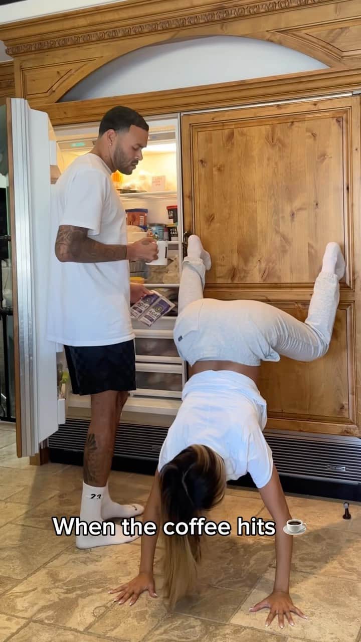 リアン Vのインスタグラム：「Monday MOOD ☕️🤪😂 @wearethebenjamins」