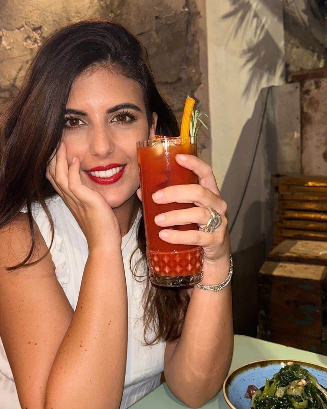 Alessia Marcuzziのインスタグラム：「Eccole qui... alcune delle donne fantastiche che hanno partecipato al nostro contest #thatsamorelipkit 💋 Siete stupende e molto rossettate😂  Ci tengo davvero a ringraziare tutti per aver partecipato alla challenge! Condividere le vostre foto nelle mie stories mi ha fatto sentire parte di una community speciale❤️ Domani c’e’ il pre lancio per gli iscritti e il 27 esce il lip kit!!! Non vedo l’oraaa! Grazie a tutti  #thatsamorelipkit」
