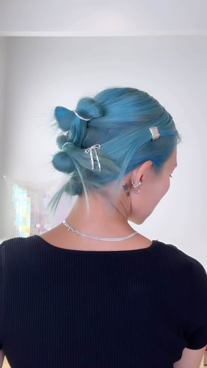 三苫愛のインスタグラム：「前回のリボンヘアのような結び方がわからない！とたくさんの声をいただきましたので、ゆっくり説明します❤️‍🔥 結構いろんなアレンジに使えるので、よかったら試してみてください🫶🏻」