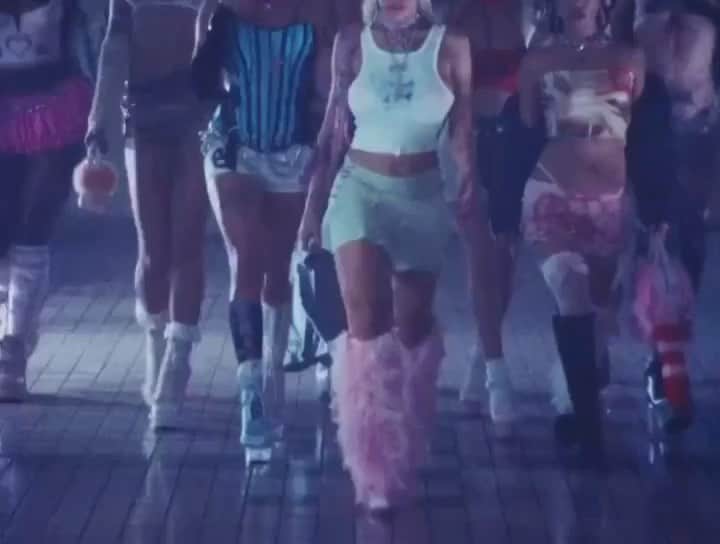 Britney TOKYOのインスタグラム：「🕷️💅 @dojacat "Agora Hills" video directed by @hannahluxdavis  bbonfiglio @lluuggaaaa @a_Ierios @collindruz @t_abbo @jaydakiisss @zachbourbon @haygues @christastic214 @katearizmendi @connorscottbland @haitianev @lovejovsimi @dronedudes @precisionpilot @]_howiee @lawefilms @ivanovalle @luiscarazapeimbert @chloescrushy @tiackson @dantegiani @maxcoltt @kartermk @jakelyon513 @jpzbrennan @old_man_mcgrumpy_pants @fablighting @johnnybizness82 @lejtalens @gipperpl @joelanthonygill @steve.hodge.169 @yeaforbes @mylesmystery @banana.shrub @wheelsonsun @graysonventers @danthemanroy @garrettexpensivepants @kyle_sorvig @j.ytc @joe_ashi @moralesvtr1 melkmoney @hughzeigler @nucalifornia @mattt.toth @marymitchelll @alexnawrocki @howtosamantha @liqinyuan_@m.starbird8 @runswithscissorsfx @paullacovara @dennathomsen @g_theonly1 @makenawasserman @doubleujones @jkappy34 @tumas_zarskus @ernestocasillas @thejesjewel @wigsbyneillucas @sacciadidthat @eyanatia @mstr_of_disguise @luvamnm @kenna.reef @katelynpatty.mua @yalinahair @hairgoalsby_lo @bytouko @britneytokyo @kasia @vampirechinese @katrinamotes @katmarikoz @kuntfetish @guvmanian @princessgollum @mettenarrative @aliyahsinterlude @heyyaarin @naomizariza @kevinmichaelbrennan @austin_tong @arisray.ig @aymane.assadi  @jaredmasten @samhoustonishere @valpensa @ginamesseri @brettalannelson @blackhatvfx @ethos_studio  #nailart #nails #britneytokyo  Use: @naillabousa all in one extend gel, non wipe top, @tokyospicenail 1800pinkpink , marshmallow, black, white, resin gel」