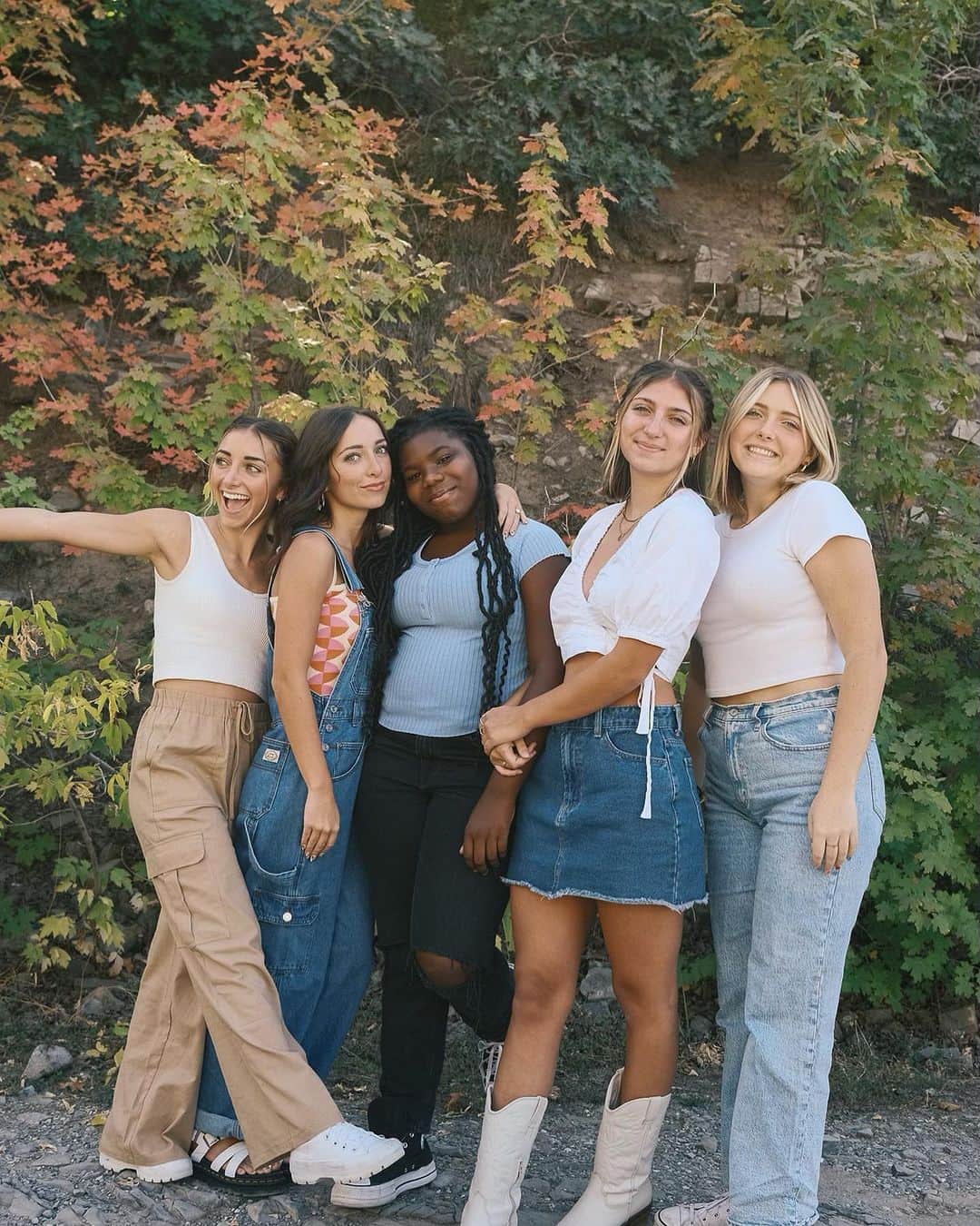 Brooklyn and Baileyさんのインスタグラム写真 - (Brooklyn and BaileyInstagram)「The girls are back…with completely different styles lol👏🏼 but real talk- whose outfit would you wear??」9月26日 2時45分 - brooklynandbailey