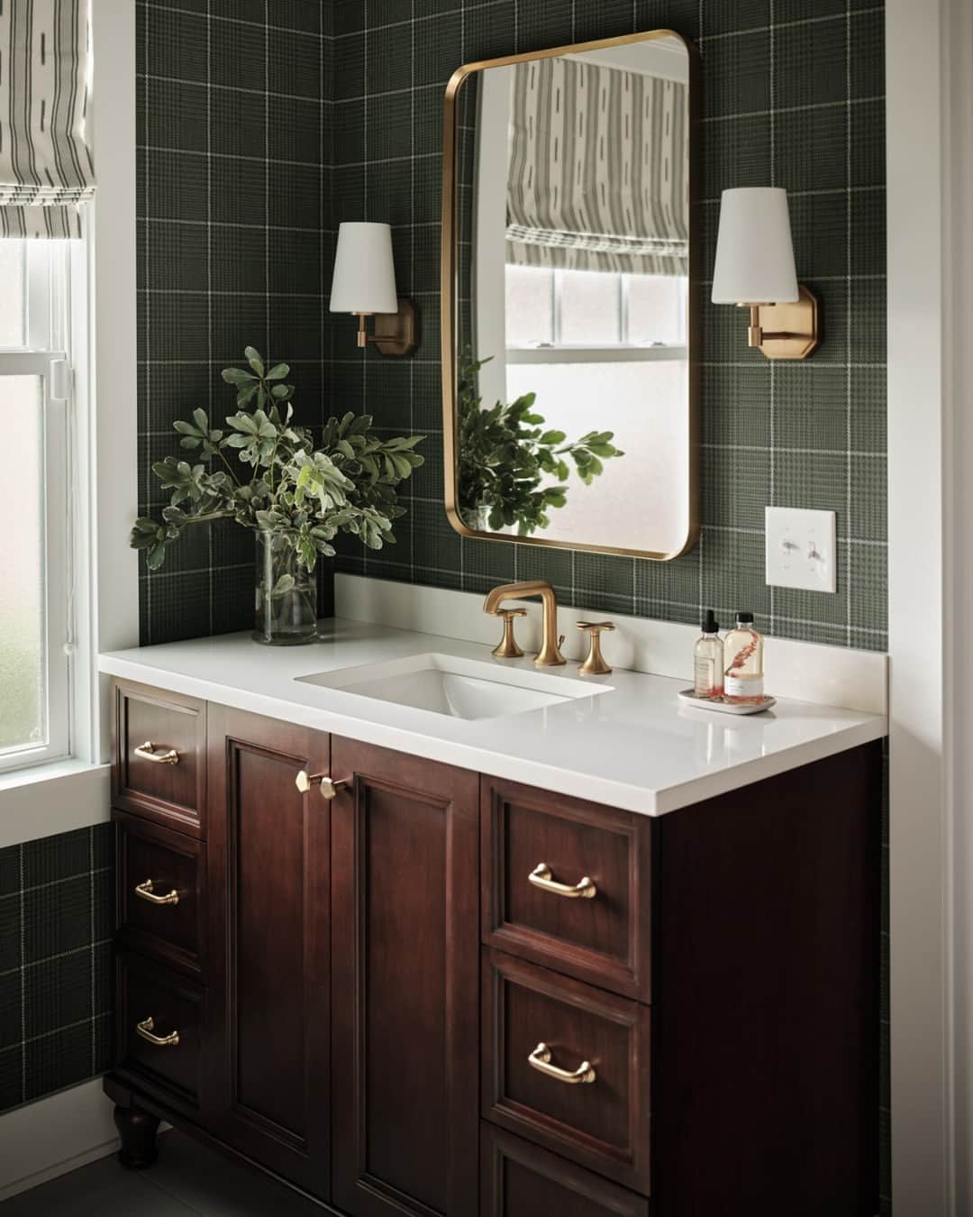 HGTVのインスタグラム：「Southern charm takes on a WHOLE new meaning in the main bath at HGTV Urban Oasis 2023. 🛁 Take a full tour of this serene space when you click this post at our link in bio. Your chance to WIN this charming craftsman home in Louisville, KY (an $850K grand prize ✨) starts NEXT WEEK! Sign up for sweepstakes reminders today so you don't miss a single entry.  Design: @bpatrickflynn Photos: @josephgbradshaw」