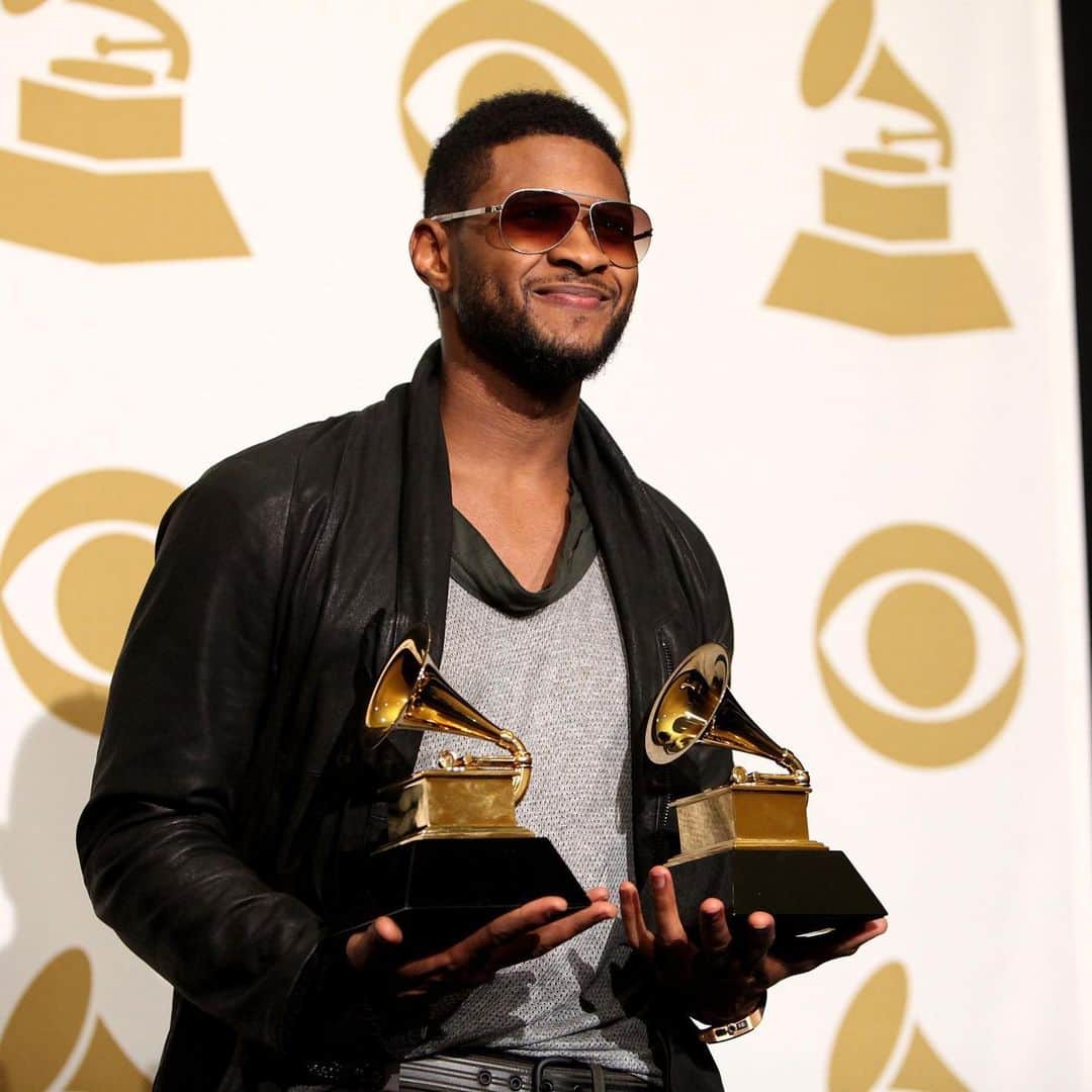 The GRAMMYsさんのインスタグラム写真 - (The GRAMMYsInstagram)「What happens in Vegas? GRAMMY-winning artist #Usher is going to turn up the music in the city for the 2024 #SuperBowl Halftime Show. 🎶  The artist won his first GRAMMY in 2001 for Best Male R&B Vocal Performance for "U Remind Me," and has since won seven more #GRAMMYs and earned 23 nominations.  #SBLVIII」9月26日 2時55分 - recordingacademy