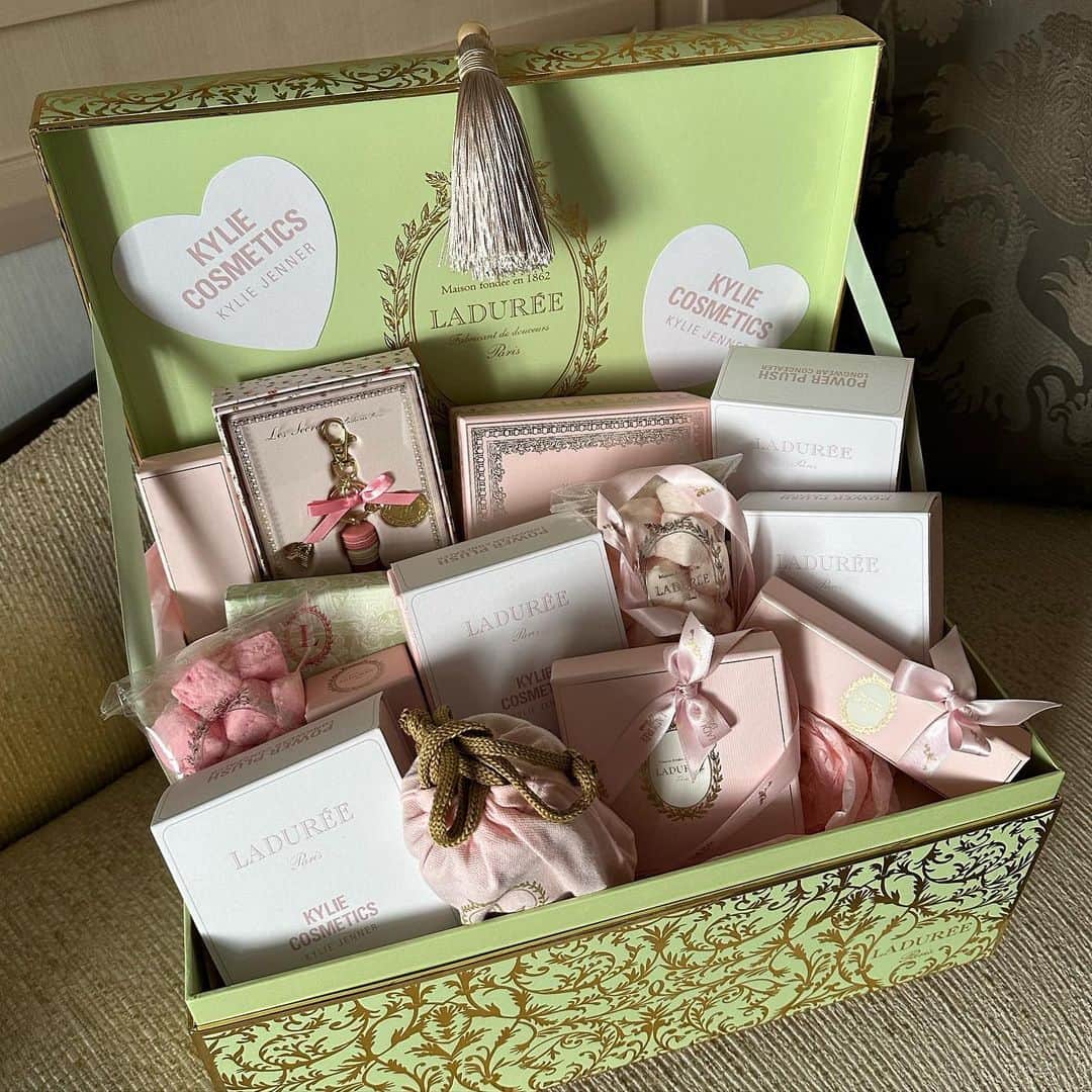 カイリー・ジェンナーのインスタグラム：「Celebrating the launch of Power Plush Longwear Concealer in Paris! join us at Ladurée (75 avenue des Champs Elysées, 75008) to experience the limited-edition Power Plush macaron box available for purchase between 9/25-9/29. At 5pm each day we’ll be giving out 100 boxes to Kylie Cosmetic’s fans that visit the location and mention “Power Plush” (while supplies last)  @maisonladuree」