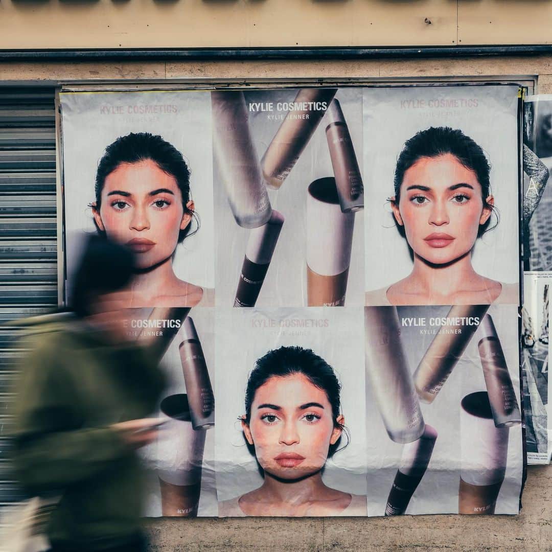 カイリー・ジェンナーのインスタグラム：「when in paris ! .. @kyliecosmetics Power Plush Longwear Concealer launches September 27th on kyliecosmetics.com 🤍」