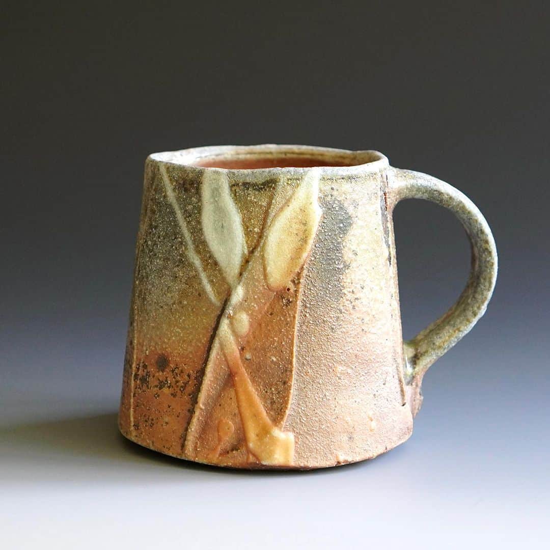佐竹晃さんのインスタグラム写真 - (佐竹晃Instagram)「These mugs will be available next week online! akirasatake@gmail.com . #mug #マグ #coffee  #akirasatakeceramics #clay  #asheville  #gallerymugen  #陶芸 #陶芸家  #佐竹晃 #ceramics #pottery #japanese #japanesepottery #tougei」9月26日 3時04分 - akirasatake