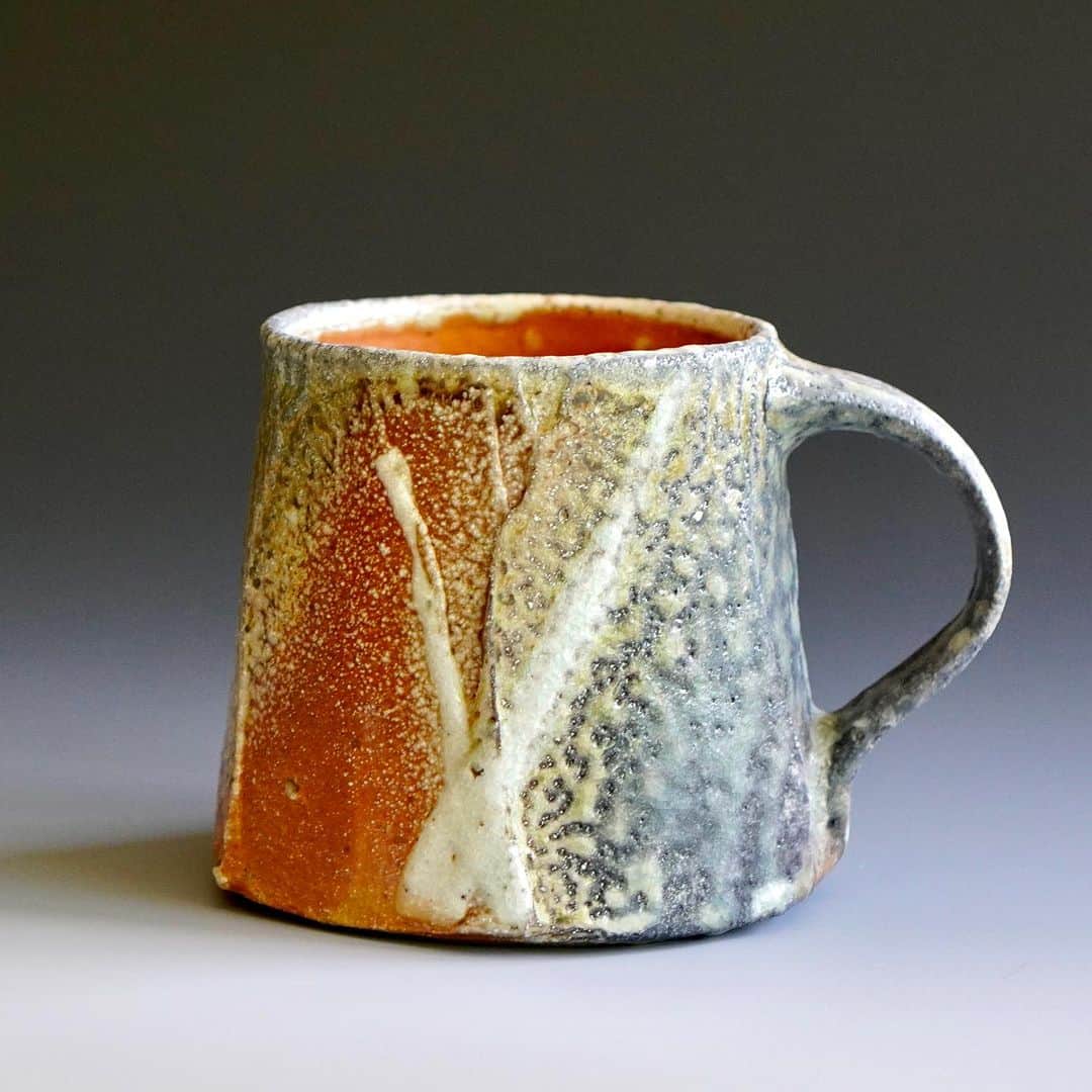 佐竹晃のインスタグラム：「These mugs will be available next week online! akirasatake@gmail.com . #mug #マグ #coffee  #akirasatakeceramics #clay  #asheville  #gallerymugen  #陶芸 #陶芸家  #佐竹晃 #ceramics #pottery #japanese #japanesepottery #tougei」