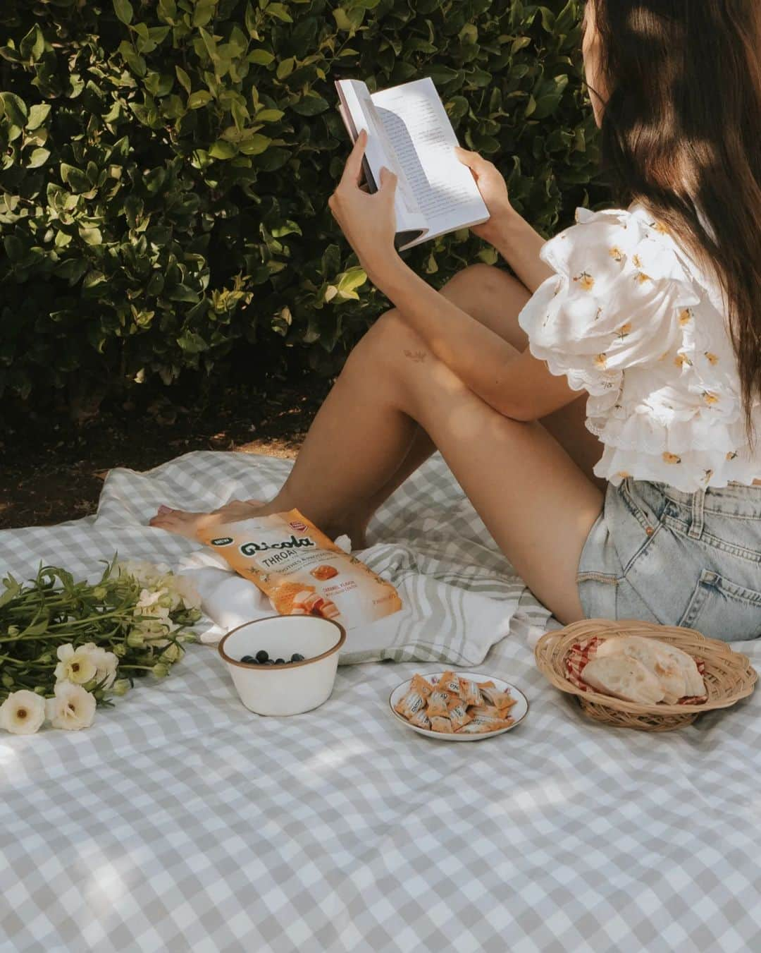 W E Y L I Eさんのインスタグラム写真 - (W E Y L I EInstagram)「Enjoying and romanticizing the last bits of summer. Going to miss having picnics while reading a book under the warm sun. I love the caramel flavor of these Ricola Throat Balms. Always nice to have it around for whenever I’m reading out loud or just anytime I’m using my voice. It helps soothe my throat when it’s feeling dry or scratchy. @ricola_usa #CoatYourThroat  #ad」9月26日 3時08分 - weylie