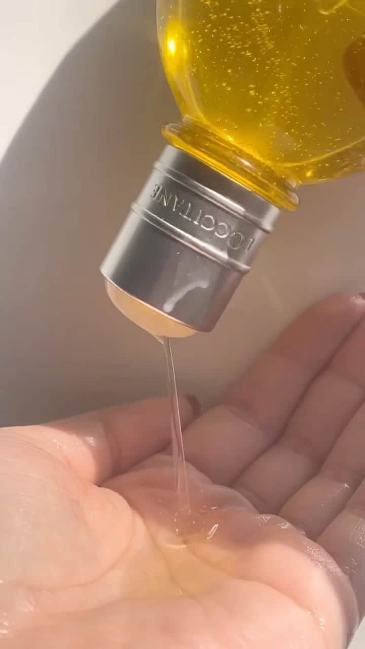 のインスタグラム：「Our fan favorite: The Almond Shower Oil 💧✨ Ft: @theglowingbeaut #almondoil #showeroil #loccitane #showerproducts」
