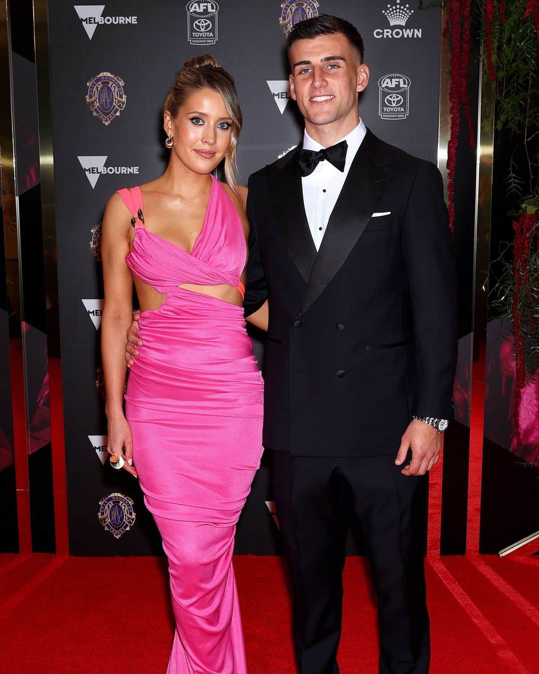 Vogue Australiaのインスタグラム：「The 2023 #Brownlow Medal has officially begun. On the #redcarpet, attendees have embraced colour, glitter and lots and lots of cut-outs. At the link in bio, see every look.」