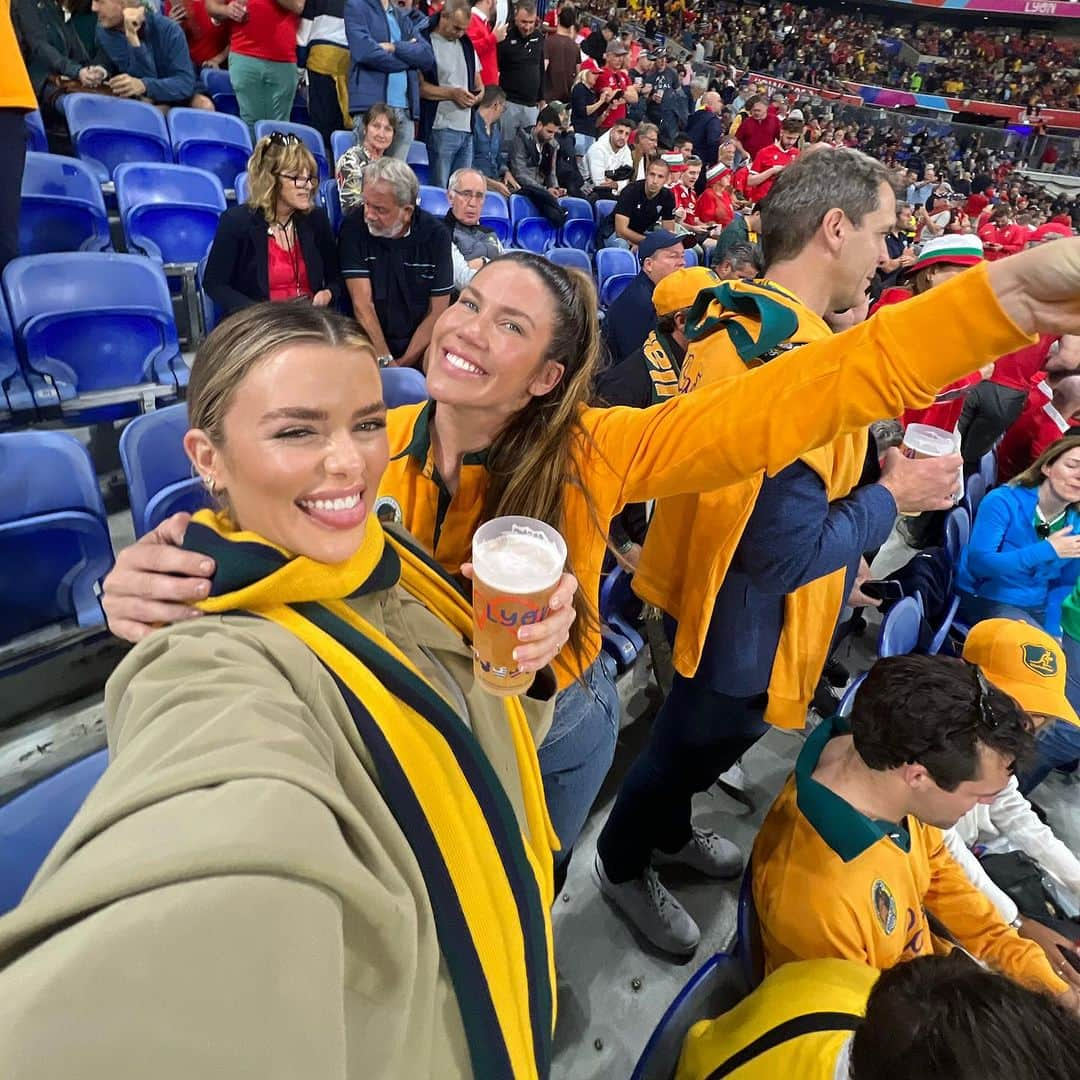 シャルロッテ・キャスリックさんのインスタグラム写真 - (シャルロッテ・キャスリックInstagram)「Wallaby fans, Welsh fans, rugby fans are awesome. Thank you @wallabiestravel for having me along for the ride. Can’t wait for the next one… Lions Tour sounds pretty good 😊 But for now, got to get back to preseason training. We’ve got a job to do here in 10 months time! 💛」9月25日 18時16分 - charlottecaslick