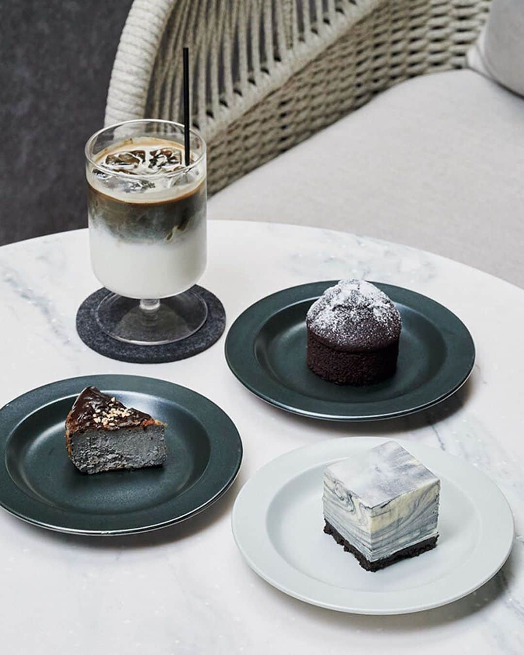 ginza magazineさんのインスタグラム写真 - (ginza magazineInstagram)「黒白カフェが増加中?! 「MARBLE GALLERY CAFE」 イタリアから輸入した大理石のテーブル、ベルギー製のラウンジチェアなど、インテリア好きを唸らせるものもズラリ。木炭で描く現代アーティスト、ベンジャミン・マーフィーの作品に着想を得たマーブル模様のメニューをいただきながら、優雅なひとときを過ごして。  📍東京都港区赤坂6-19-46 1F 🕑 11:00〜19:00 休: 月 @mgc_cafe  #ginzamagazine #結局いちばん強い黒と白 #黒白 #黒 #白 #モノクロ #モノトーン #黒白カフェ #最新カフェ #白シャツ #黒ジャケット #ネクタイ #黒ネクタイ # #アイナジエンド #葉蔵 #SnowMan #ラウール #ラテアート #ラテ #コーヒー #六本木カフェ」9月25日 19時40分 - ginzamagazine