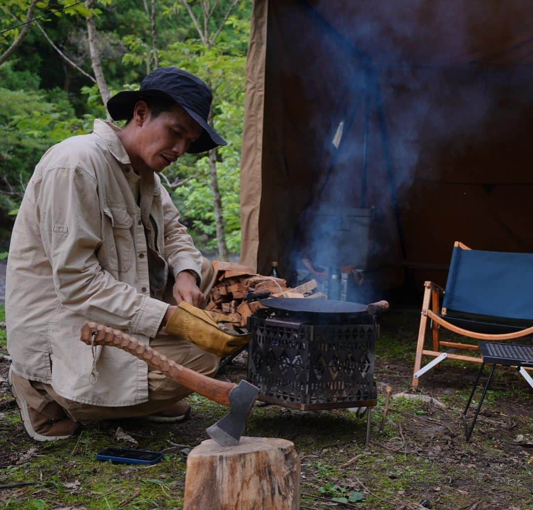 ビートないとーのインスタグラム：「昨夜、久しぶりにキャンプ動画をアップしました🏕️✨  まだご視聴されていない方は是非ご覧下さい👍  たくさんコメントをいただき、ありがとうございました🙏  『待ってました！』  『やっぱりないとーさんはキャンプ動画だ！』  などなど、本日に嬉しいコメントをいただきパワーをもらいました💪  なかなかアップ出来ずにすみませんでした🙏  毎日、都会の雑踏と戦いながら、時には自然の大きさや美しさに圧倒されることも。  そんな中、キャンプの魔法で日常を忘れ、本来の自分に戻る瞬間。それを動画で共有する喜び、それが私の原動力です。  僕のキャンプ動画はただの記録ではなく、都会の喧騒から一歩離れた場所での癒しと自由を、皆さまと共有したいという想いから生まれています。  そして、編集の時間は、僕にとってのキャンプの延長線上。  好きなことを仕事にしたくはないけれど、好きなことを共有する喜びは何にも代えられない。  キャンプ好き、動画作成好き、そして何より、皆さまとの繋がりを大切にしたい。  そんな思いを込めて、これからも最高の瞬間をシェアしていきます。  期待してくださいね。🫡✨   一緒に、自然の中での小さな冒険を楽しみましょう！💪  #キャンプ #ソロキャンプ #キャンプ飯 #solocamping  #アウトドア #outdoor  #adventuretime」