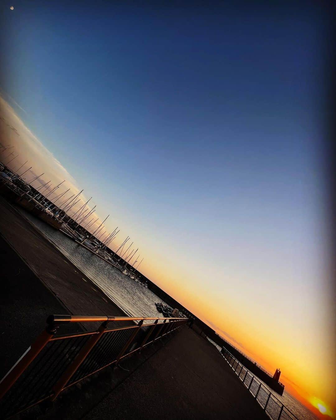 諸星伸一のインスタグラム：「☀️太陽と月🌛  太陽と月を一枚の写真におさめたの人生で初めてかも✨  それとも意識してなかっただけなのか...  ※左上月、右下太陽  #lamborghini #ランボルギーニ #morohoshi #諸星伸一 #fightingstar #ファイティングスター #fsbk #世界最強モロックマ #世界最強諸星一家 #諸星一家 #powercraft  #lexani #lexanijapan #rockford #tokyo #japan  秋を感じた一日🍂」