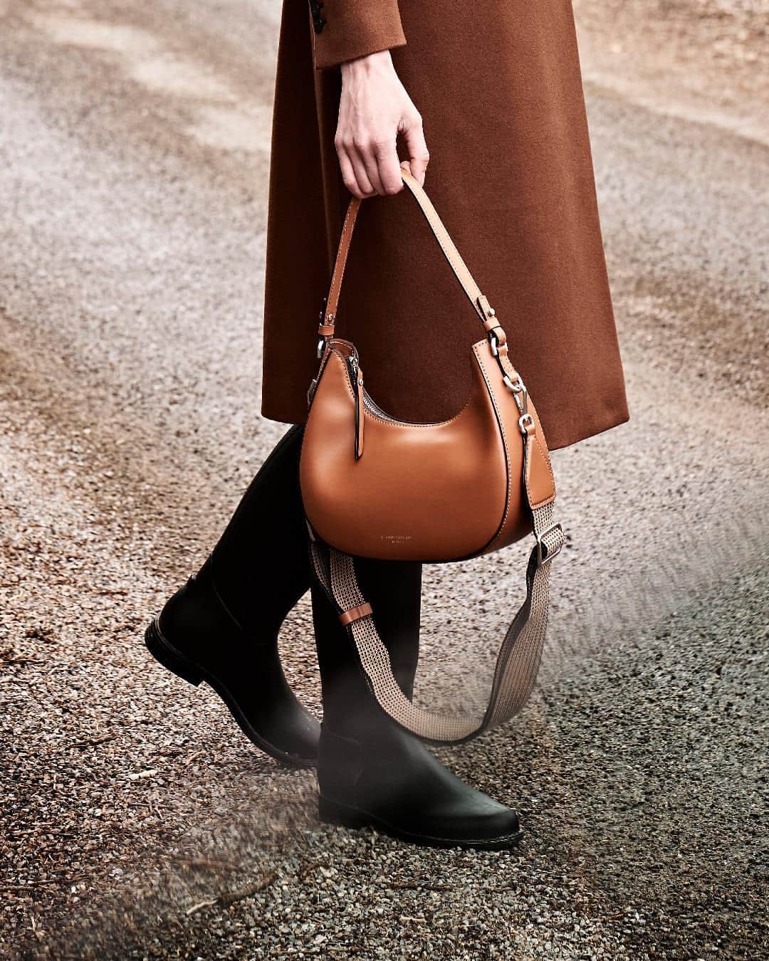 ジャンニキアリーニのインスタグラム：「Leather with shiny highlights shapes Bianca, the irresistible elegant moon bag in delicate and enveloping nuances.  #giannichiarini #gc #ジャンニキアリーニ #FW23」