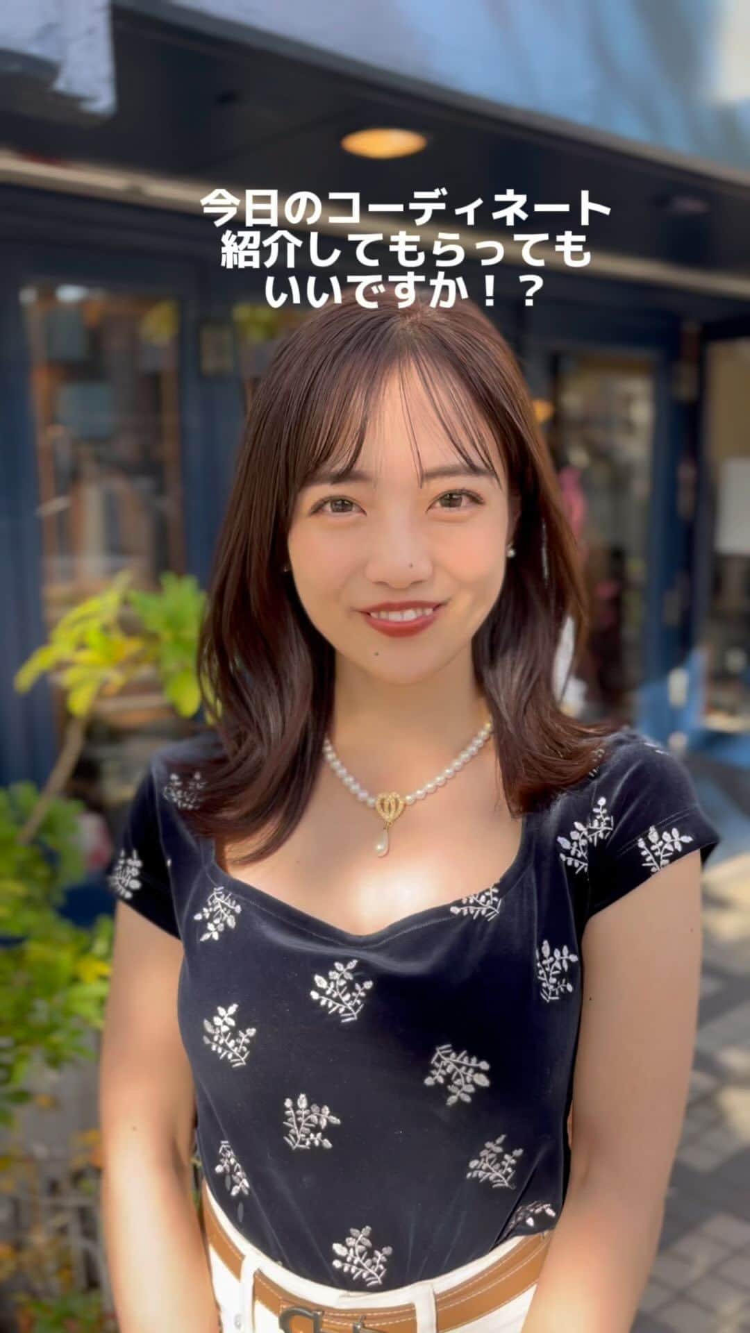 岩本千波のインスタグラム：「めちゃめちゃ久しぶりのコーデ紹介💙🤍✨  着てるといつも褒めてもらえるトップスと 安定の大好きコヒナデニム🤭🤍  このトップス、友達に褒めてもらえるのはもちろんなんだけど、 お買い物してる時に店員さんにどこのですか?って聞かれたりもする😳😳  半袖だけどベロアだから少し秋っぽさもあるし、 とにかく刺繍が可愛すぎる〜〜昔から刺繍モチーフが大好きだからどんぴしゃだった🫢❤️‍🔥  ベロアが上品だから アクセサリーもパールにしてみたよん💍  #149cmコーデ #低身長コーデ #低身長ファッション #小柄コーデ #小柄ファッション #秋服 #秋服コーデ #購入品紹介 #ベロア#秋服コーディネート #イエベ秋 #イエベ秋メイク #今日のコーデ」