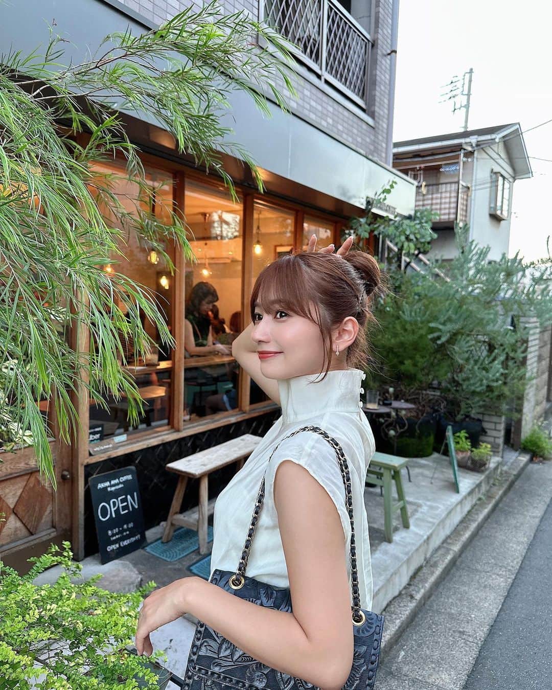 細沼紗花のインスタグラム：「.  おだんご楽ちんヘアなのよねん♪ もうすっかり涼しくなってきた🌿  . #おだんごヘア#ヘアアレンジ #神楽坂カフェ」