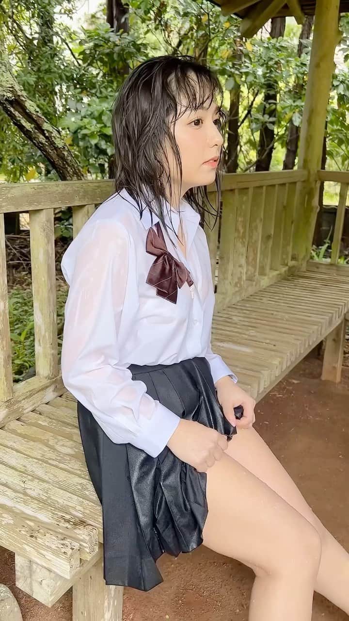 前田美里のインスタグラム：「濡れた制服とわたし。写真集発売まであと4日！  #写真集 #グラビア #フライデー #講談社 #制服 #gravure #記憶の雫」