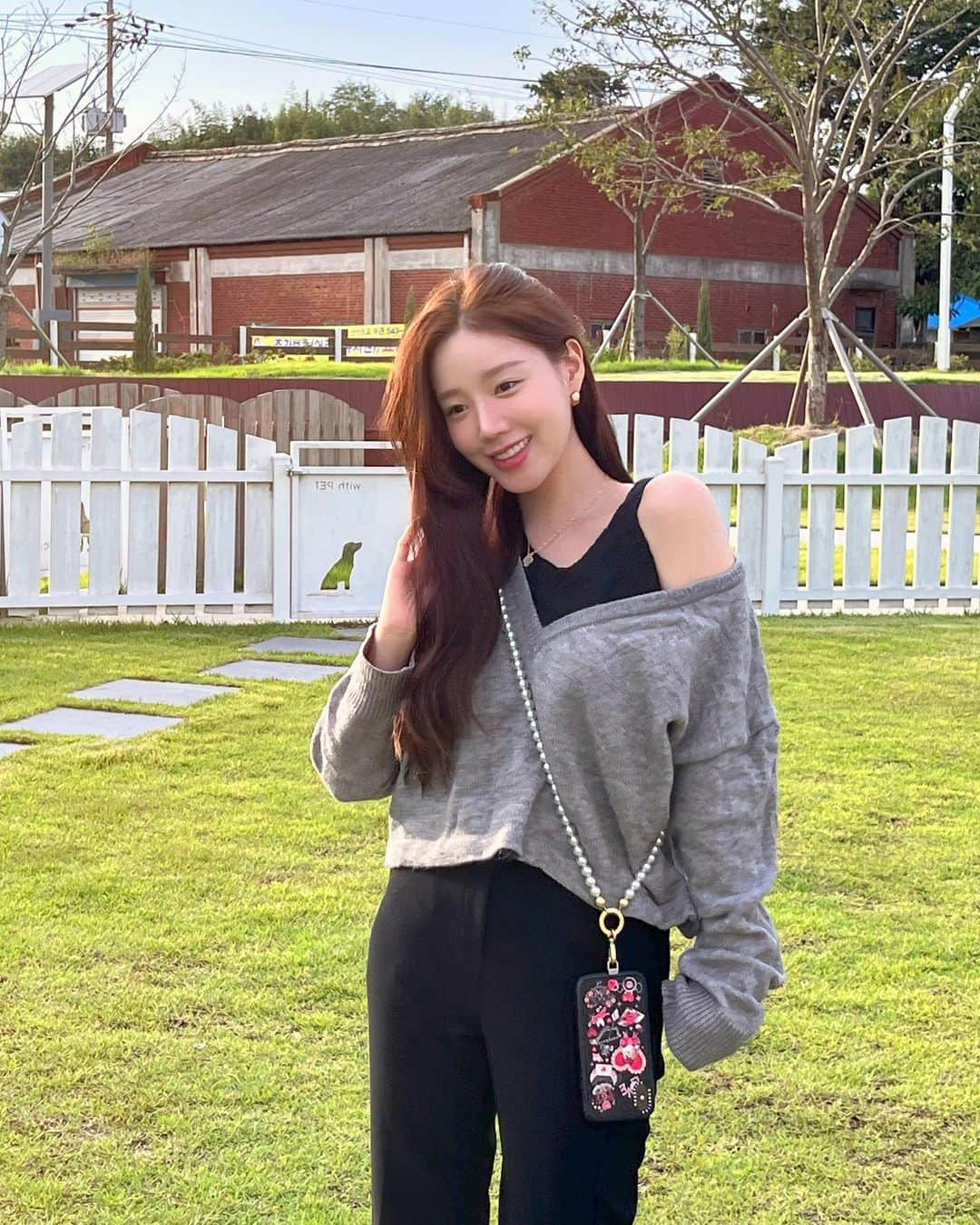 ヨンジョンのインスタグラム：「귀여운 거 투성이🍍🐰 항상 문의 많았던 케이스와 함께  애견 카페 나들이 힐링 가득한 시간이었따 #제품협찬#케이스티파이#CASETIFIY」