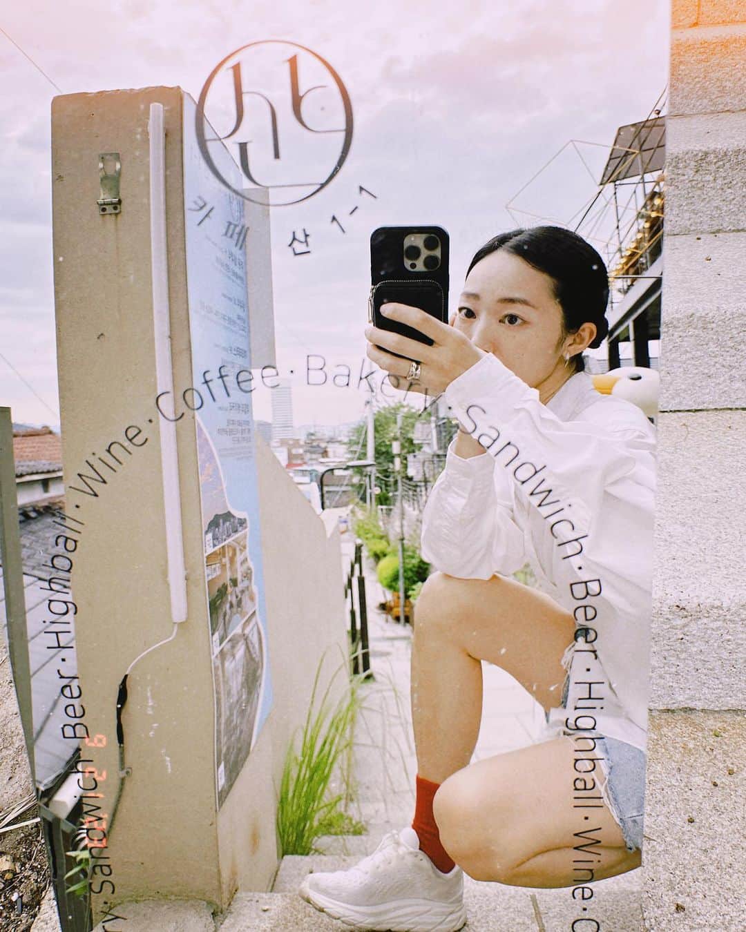 七野李冴のインスタグラム：「이화마을❁ ❁   イファ村って場所にお散歩しに行ってみた！ ウォールアートがたくさんあって、インスタ映えで日本人にもじわじわ人気だと聞いていたけど アートに関しては全然映えない。笑  ただ街並みが狭くて階段だらけで迷路みたい。 城壁があり、街並みはノスタルジックな韓国のエモさたっぷり。 こんなところに？ って場所においしいドーナツ屋さんが現れて なんだか迷路のような楽しい街。 ふくらはぎはパンパンになるし 何も考えずここに部屋を借りてたらと思うとスーツケース運べなさすぎてゾッとしたけど 冒険にはかなり楽しい街だった！  YouTubeにも載せるので 一緒にイファ村を探検しよう🚶‍♀️  #이화마을 #おさんぽ #韓国情報 #韓国ストリート #韓国一人旅 #韓国旅行記 #risastripinkorea」