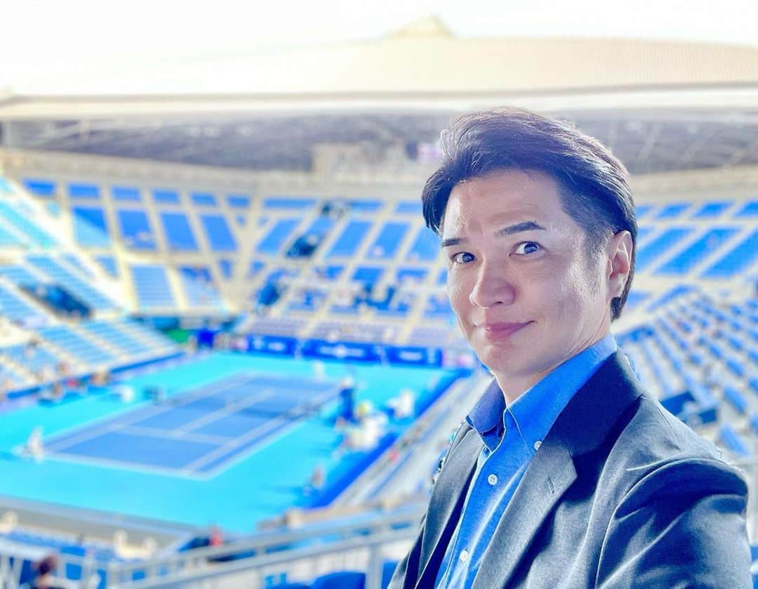 吉崎仁康のインスタグラム：「東レパンパシフィックオープン本戦開幕！初日から熱い戦いが繰り広げられています。 カリニーナ(ウクライナ)がクルーガー(アメリカ)に勝利し、内島萌夏は残念ながらK.デイ(アメリカ)に敗れました。この2試合を解説 梅田邦明さんとお伝えしましたが、グランドスラムなどで活躍する選手たちのプレーはやはり素晴らしいですね。このあとは本玉真唯 対 日比野菜緒の日本人対決もあります。会場＆WOWOWでどうぞお楽しみください♪  #東レパンパシフィックオープンテニス  #東レppoテニス  #有明テニスの森公園 #有明コロシアム #wta500 #アナウンサー #吉崎仁康 #wowowtennis #日本テニスの聖地 #テニスの秋 #toraypanpacificopen」