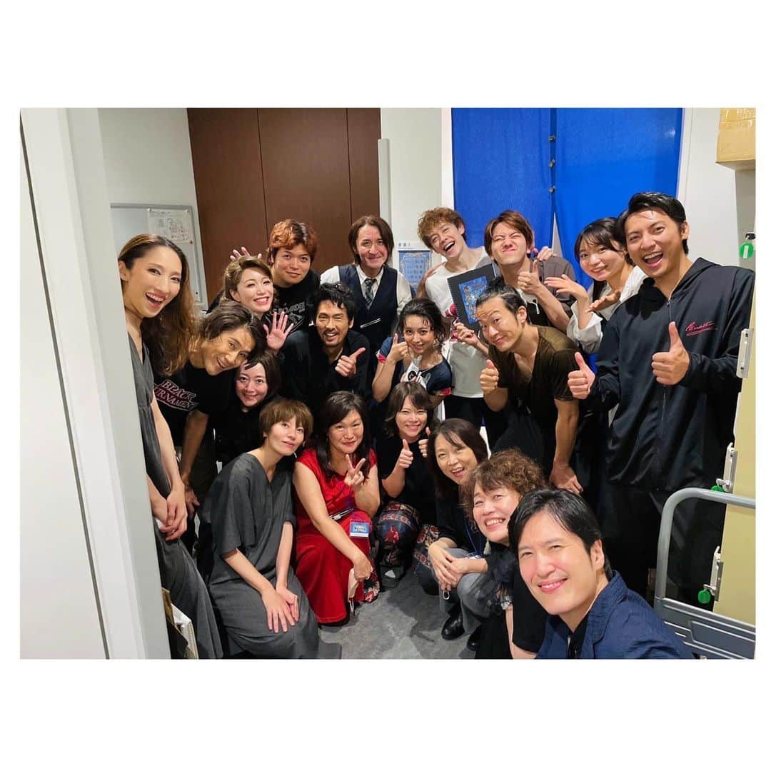 綾凰華さんのインスタグラム写真 - (綾凰華Instagram)「.  お疲れ様です☺️  『アンドレ・デジール 最後の作品』 東京公演千秋楽を9/23に無事迎えました✨  まだまだ大阪公演がありますが😌！ 皆様と全力で稽古に没頭した約2ヶ月間 とっても濃くて、深くて。  幕が開けてから この世界が、観て下さった方に届き 涙して頂いたり、心を動かして頂けた事を 温かいお言葉を本当に沢山頂いて実感して 携わらせて頂いた一員として 感謝の思いでいっぱいの日々でした。 本当にありがとうございます。  大阪での公演も 混ぜたら新しい色が生まれる絵の具のように🎨😌 皆様と紡ぐこの世界が もっともっと色鮮やかになりますよう 精一杯私も努めて参りますので どうぞ宜しくお願いします！😊 劇場でお待ち致しております！✨  #アンドレデジール #最後の作品 #綾凰華  そして本日は😆♡ 「 #ゆきのひまわりハイツ 」🌻❄️ 配信日！☺️ 21時〜どうぞ宜しくお願いします🤍」9月25日 18時29分 - aya_o_ka