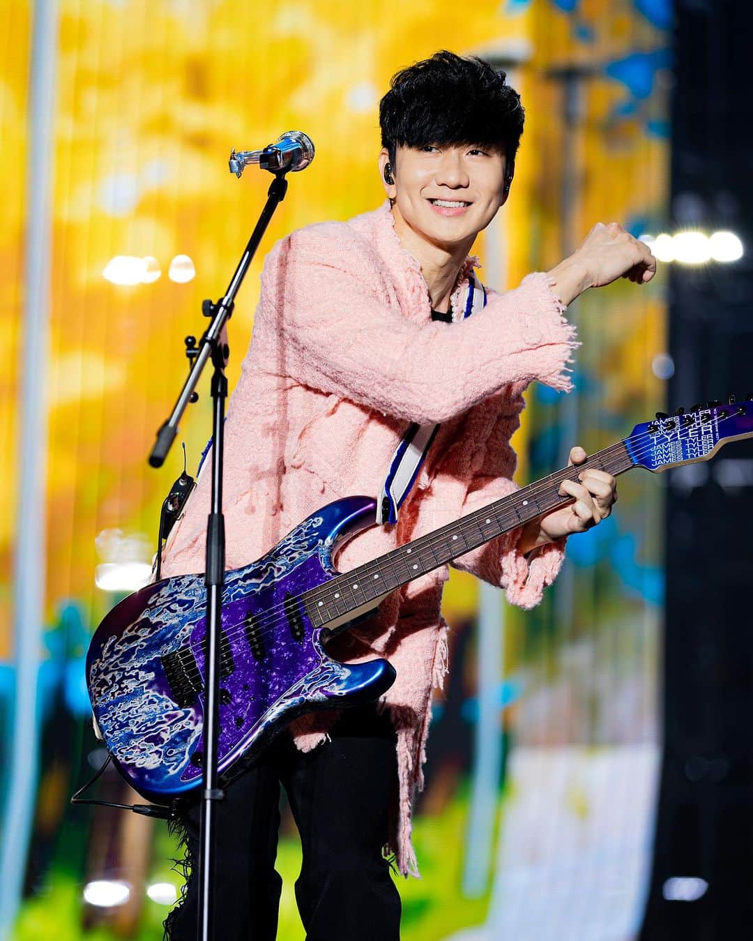 林俊傑のインスタグラム：「JJ20 北京 彼此圓滿！  JJ20 Beijing  You complete me!  #roadtoJJ20 #JJ20WorldTour」