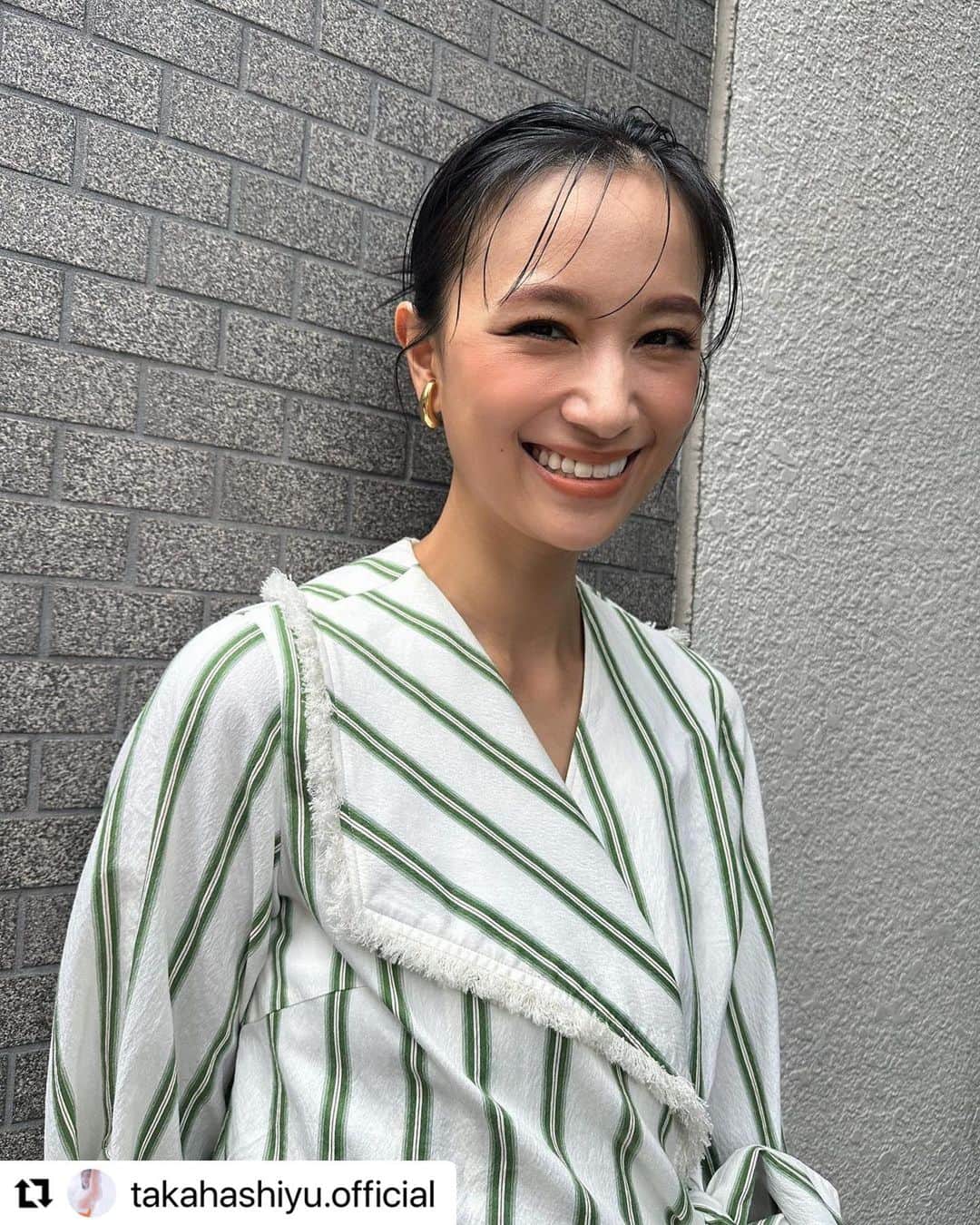 山口りさのインスタグラム：「@takahashiyu.official   #Repost @takahashiyu.official with @use.repost ・・・ ゴールドとグリーンの組み合わせが好きです💚👑 リサちゃんメイク @hairmakeupbylisayamaguchi  後ろで縛った髪がちょろっと見えるのをポイントにしてくれました☀️」