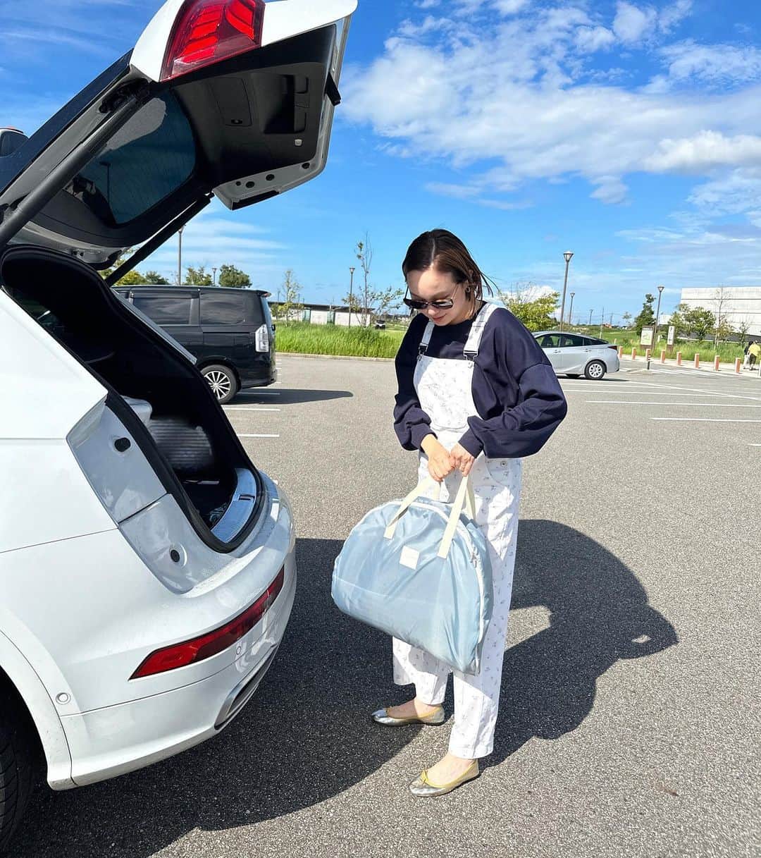青木美緒のインスタグラム：「@neomamaism ベッドインベッド🛌👶🏻☺️  折りたたみ出来るから、娘を主人の実家で預かってもらう時とかにも持ち運びしやすくて、 いつものおやすみ環境で寝てもらえるから安心👶🏻☺️ (専用の袋付き🙆🏻‍♀️💯 . 洗濯機で丸洗いも出来て、お手入れもめっちゃ楽だった🧺💭💭 #ベビーベッド #ベビー用品」