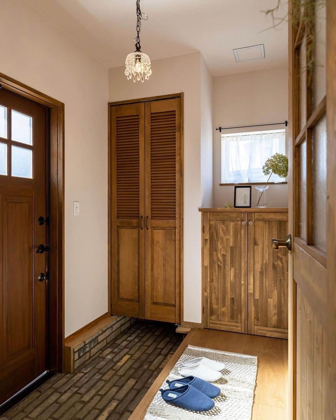 インテリアショップとつくる家 ZEST houseさんのインスタグラム写真 - (インテリアショップとつくる家 ZEST houseInstagram)「【 趣のある玄関ホールいろいろ 】  木のぬくもりを程よく取り入れた  さまざまな玄関ホールを  集めてみました。  収納家具やアーチの下がり壁、  扉や照明など…  おうちによってそれぞれの  個性が光るお洒落な玄関ホールです。  -------------------------------------- インテリアショップとつくる家。 ZEST design / house 岡山県倉敷市平田329-2 Tel:0120-26-7707 定休日:毎週水、木曜日 --------------------------------------  #木の家 #自然素材の家 #工務店 #岡山県 #ゼスト倉敷 #注文住宅 #マイホーム計画 #デザイン住宅 #リノベーション #暮らし #おしゃれな家 #家づくり #タイル #岡山注文住宅 #倉敷注文住宅 #海外インテリア #レンガ #ドア #照明デザイン #インテリア #家づくり #照明 #オーダー家具 #家具 #玄関ホール #おしゃれインテリア #玄関収納 #玄関インテリア #玄関」9月25日 18時36分 - zest_design_house