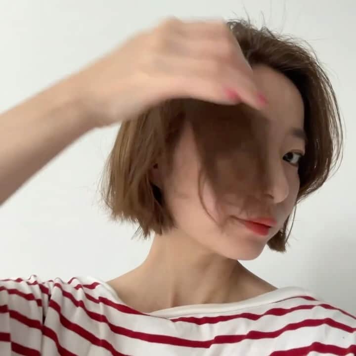 安倍実香のインスタグラム：「ロングからボブに！顎上は10数年ぶり！✂️ 乾くのが早くてとても快適☺️ 手の動きととてもマッチする音楽を見つけたのでつけてみました🤣 #ボブヘア #ボブスタイル」