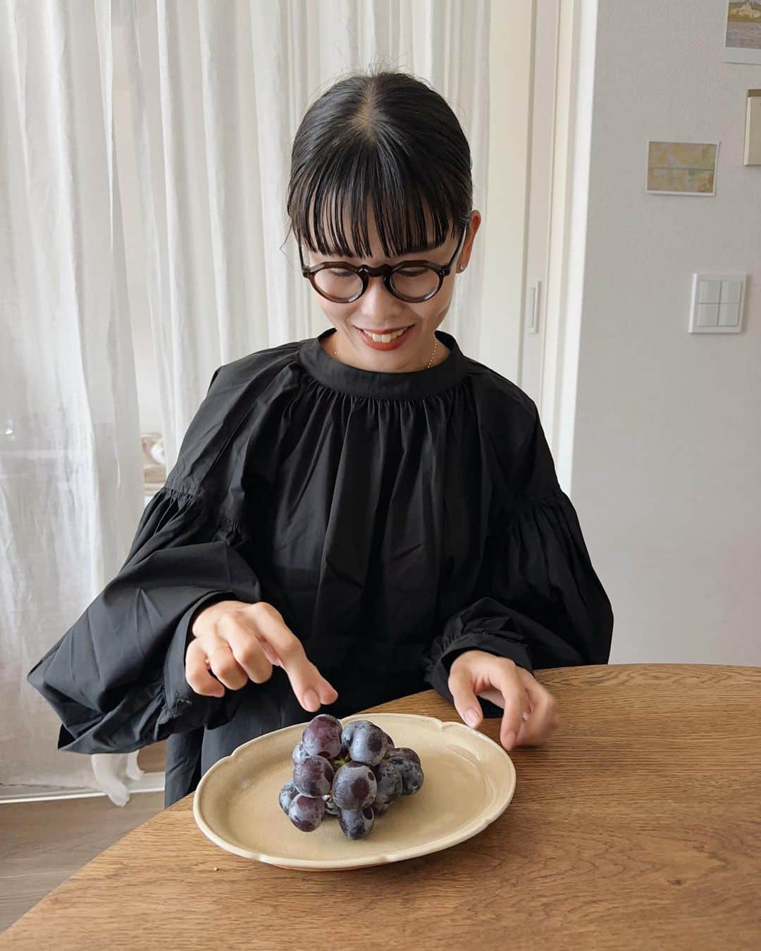 ちょびさんのインスタグラム写真 - (ちょびInstagram)「家でゆっくりピオーネ食べて過ごした日の🍇🤍🤍 このピオーネ、とってもとってもおいしかった✌🏻 それから、ボリュームたっぷりの袖のブラウス、とっても可愛くて😮‍💨🤍最近は白、黒がなんだかすき🤍  #fashion#ootd#おうち時間#おうち時間を楽しむ#おうち時間を楽しもう#秋服#秋服コーデ#秋冬#モノトーン#モノトーンコーデ」9月25日 18時37分 - kaoriririn15