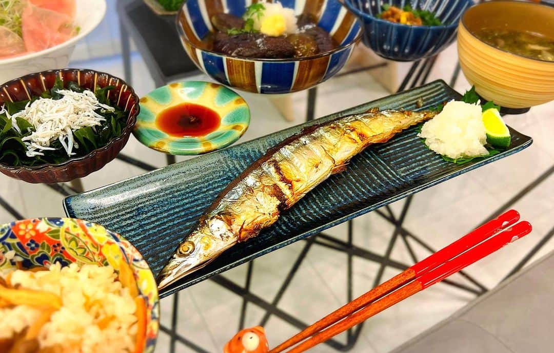丘みどりのインスタグラム：「おうちで秋刀魚。  #丘みどり #秋刀魚 #サンマ #おうちご飯」