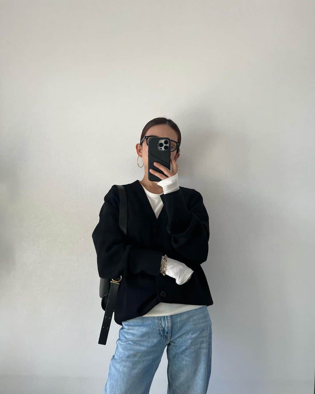 muua777のインスタグラム：「. ⁡ なんだか年々ニットが苦手になってきて ⁡ 毛が飛ぶもの ちくちくするもの 手入れが面倒なもの すぐ毛玉になるもの ⁡ お洒落のために我慢するの辞めました😂 ⁡ このカーディガンはぎゅっと目が詰まっていて さらさらもちもちで気持ちいい！  @apstudio.jp  ⁡ トップスとして着る時は ボタンの留め方を工夫して 前だけ短くなるようにしています🫶 ⁡ ⁡ cardigan… #apstudio t… #uniqlo denim… #zara bag… #jilsander ⁡ ⁡」