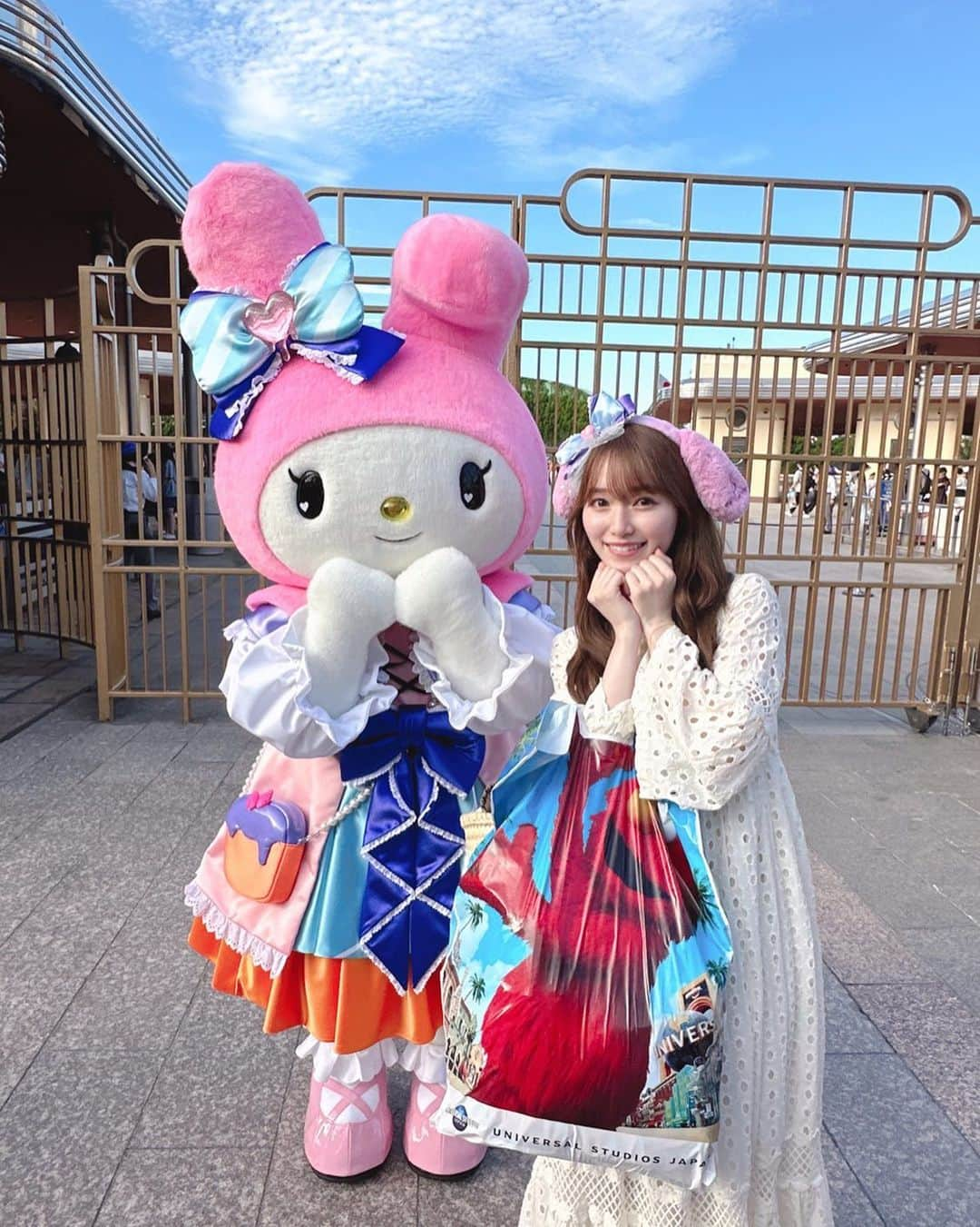 守屋麗奈のインスタグラム：「♡ 推しごと🐰💗  少し前に弾丸で 大好きなマイメロちゃんに会ってきました♡  一緒にお写真も撮れて、ハイタッチまでしてくれました☺︎  クロミちゃんも可愛かったな🖤  #櫻坂46  #sakurazaka46  #renagram  #universalstudiosjapan  #usj #ユニバ #ハロウィン #サンリオ #マイメロディ #マイメロ #クロミ  #推し活  #かわいいうさぎちゃん」