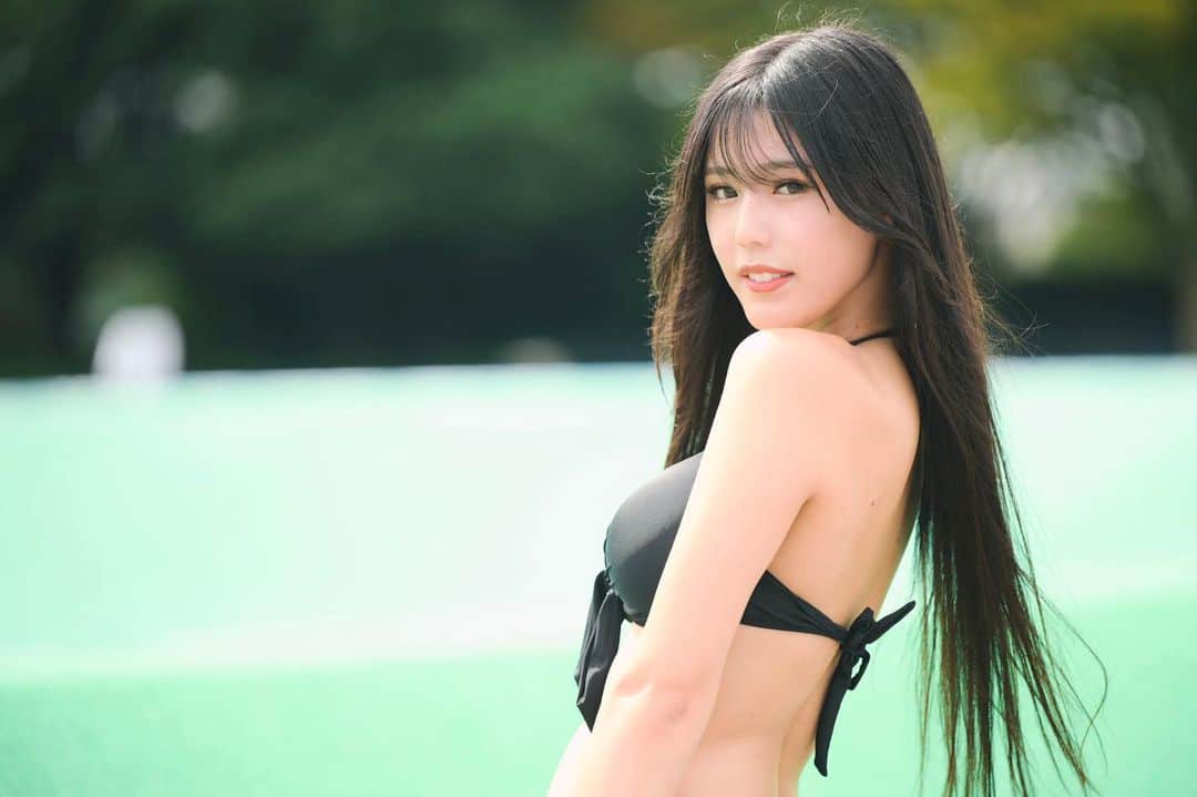 真木しおりのインスタグラム：「爽やかじゃない？🥹🥹  #水着 #水着女子 #グラビア #ビキニ #黒髪 #黒髪ロング #RQ #レースクイーン」